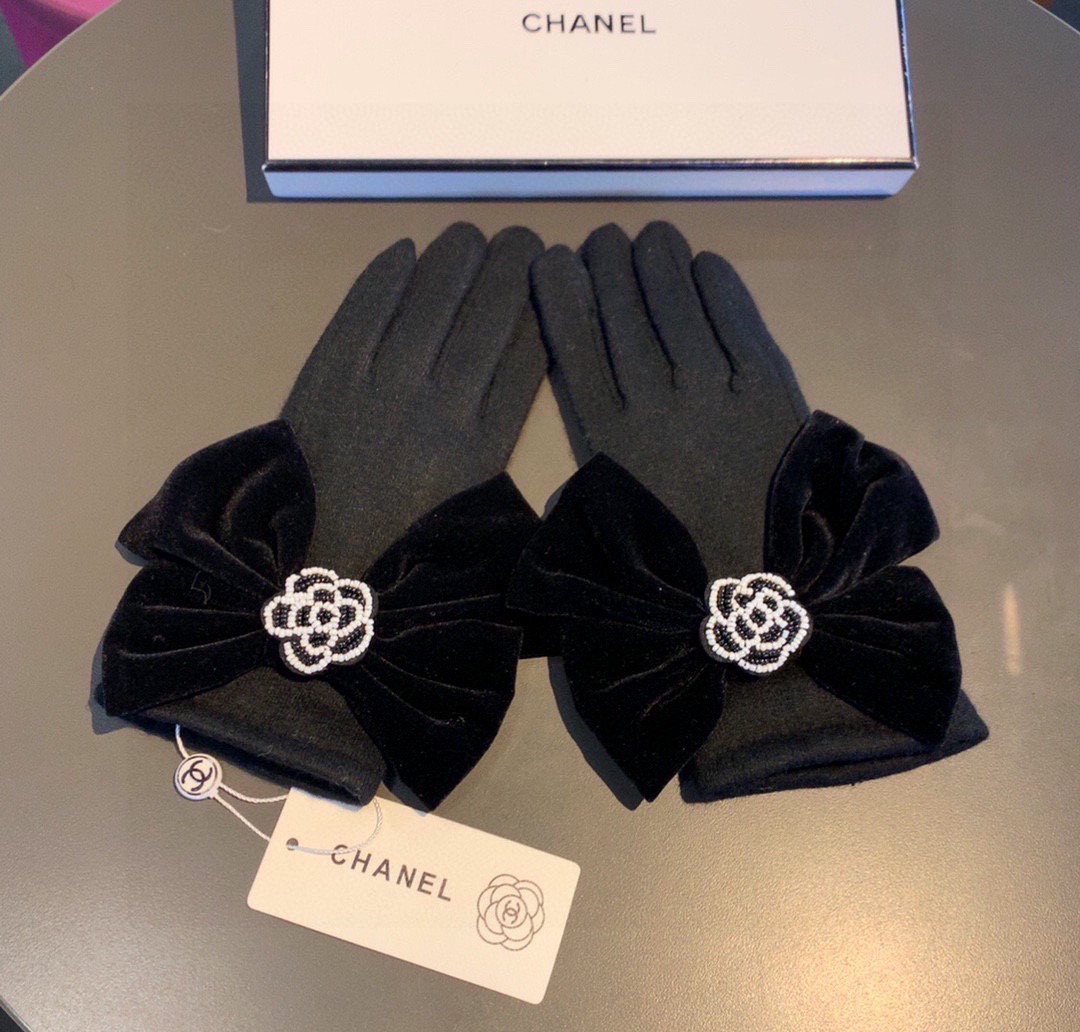 Chanel香奈儿专柜新品羊毛手套，珠珠山茶花+大蝴蝶结。时尚手套，秋冬保暖加绒内里，超嗲蝴蝶结🎀，上手