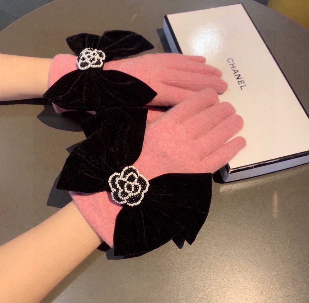 Chanel香奈儿专柜新品羊毛手套，珠珠山茶花+大蝴蝶结。时尚手套，秋冬保暖加绒内里，超嗲蝴蝶结🎀，上手
