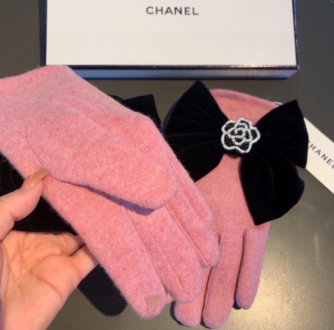 Chanel香奈儿专柜新品羊毛手套，珠珠山茶花+大蝴蝶结。时尚手套，秋冬保暖加绒内里，超嗲蝴蝶结🎀，上手