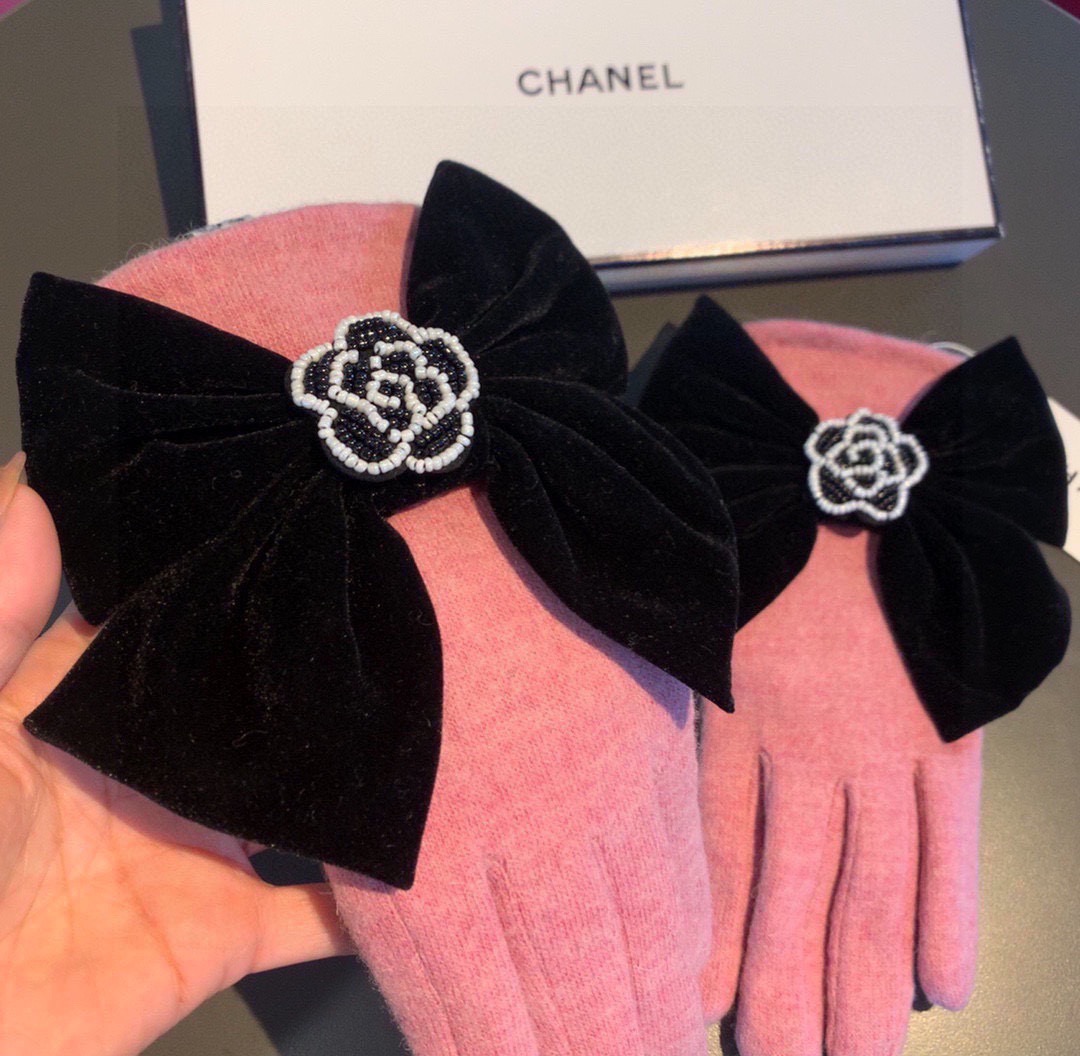 Chanel香奈儿专柜新品羊毛手套，珠珠山茶花+大蝴蝶结。时尚手套，秋冬保暖加绒内里，超嗲蝴蝶结🎀，上手
