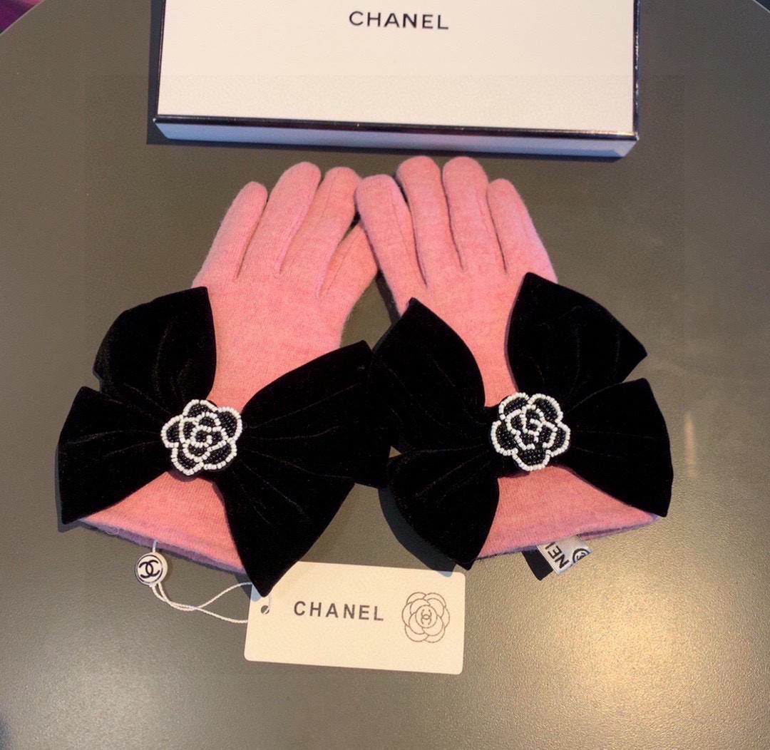 Chanel香奈儿专柜新品羊毛手套，珠珠山茶花+大蝴蝶结。时尚手套，秋冬保暖加绒内里，超嗲蝴蝶结🎀，上手
