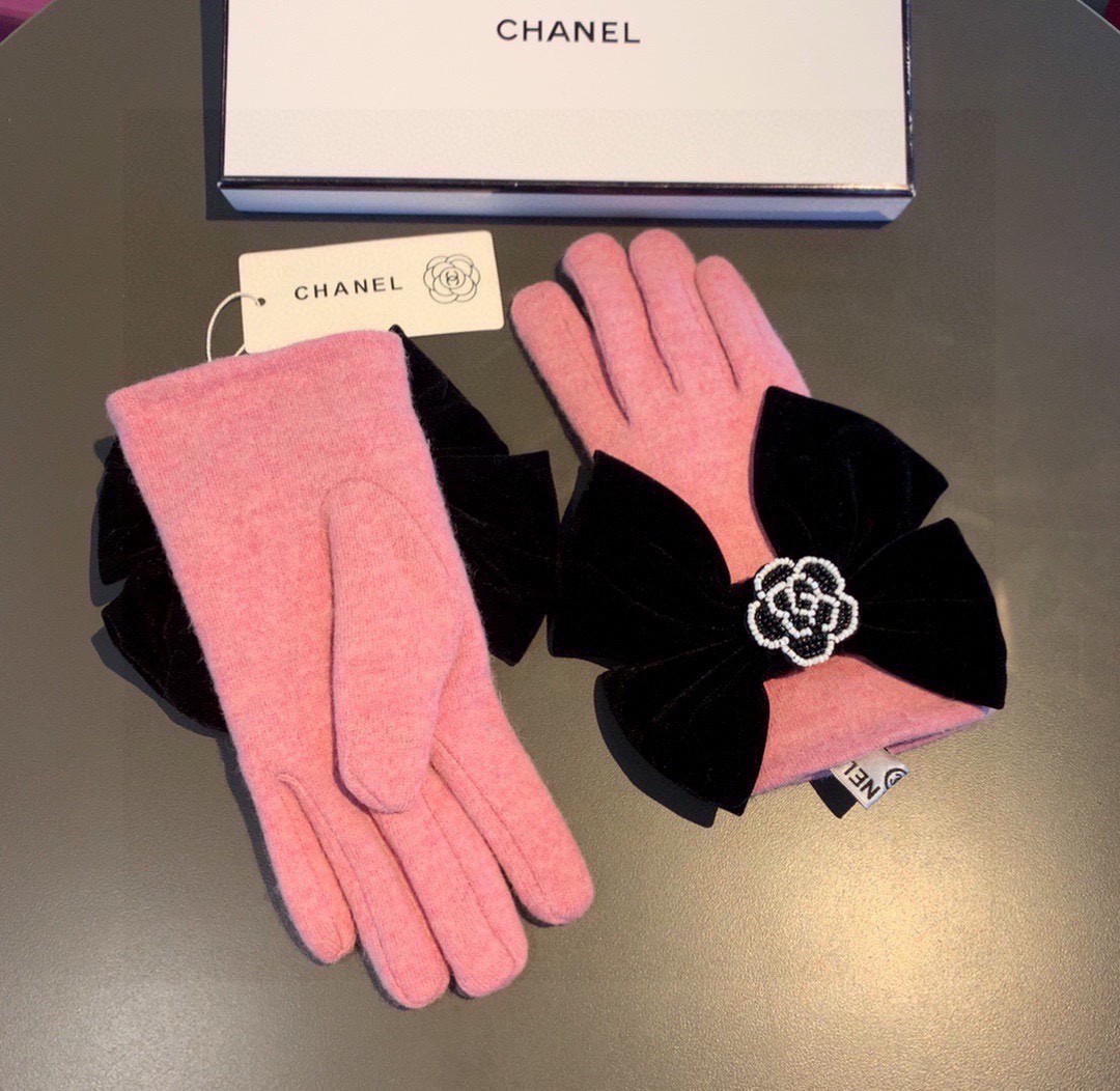 Chanel香奈儿专柜新品羊毛手套，珠珠山茶花+大蝴蝶结。时尚手套，秋冬保暖加绒内里，超嗲蝴蝶结🎀，上手