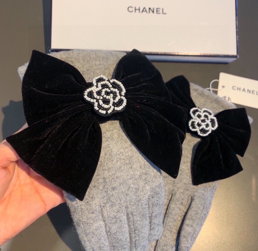 Chanel香奈儿专柜新品羊毛手套，珠珠山茶花+大蝴蝶结。时尚手套，秋冬保暖加绒内里，超嗲蝴蝶结🎀，上手