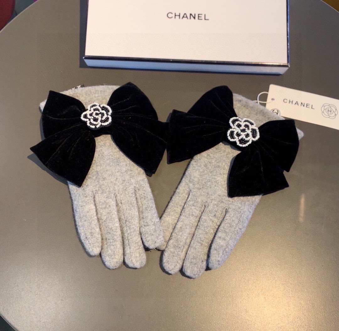 Chanel香奈儿专柜新品羊毛手套，珠珠山茶花+大蝴蝶结。时尚手套，秋冬保暖加绒内里，超嗲蝴蝶结🎀，上手
