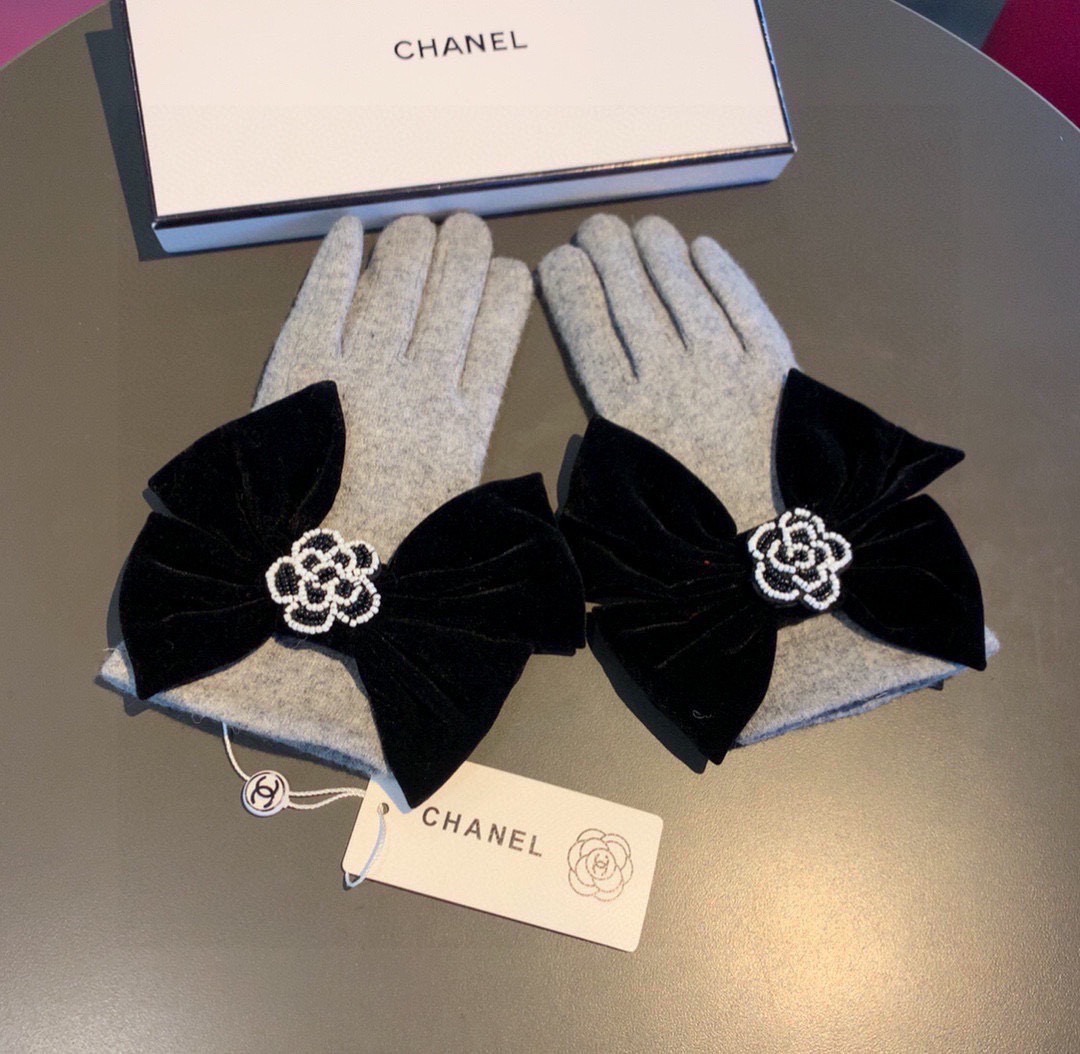 Chanel香奈儿专柜新品羊毛手套，珠珠山茶花+大蝴蝶结。时尚手套，秋冬保暖加绒内里，超嗲蝴蝶结🎀，上手