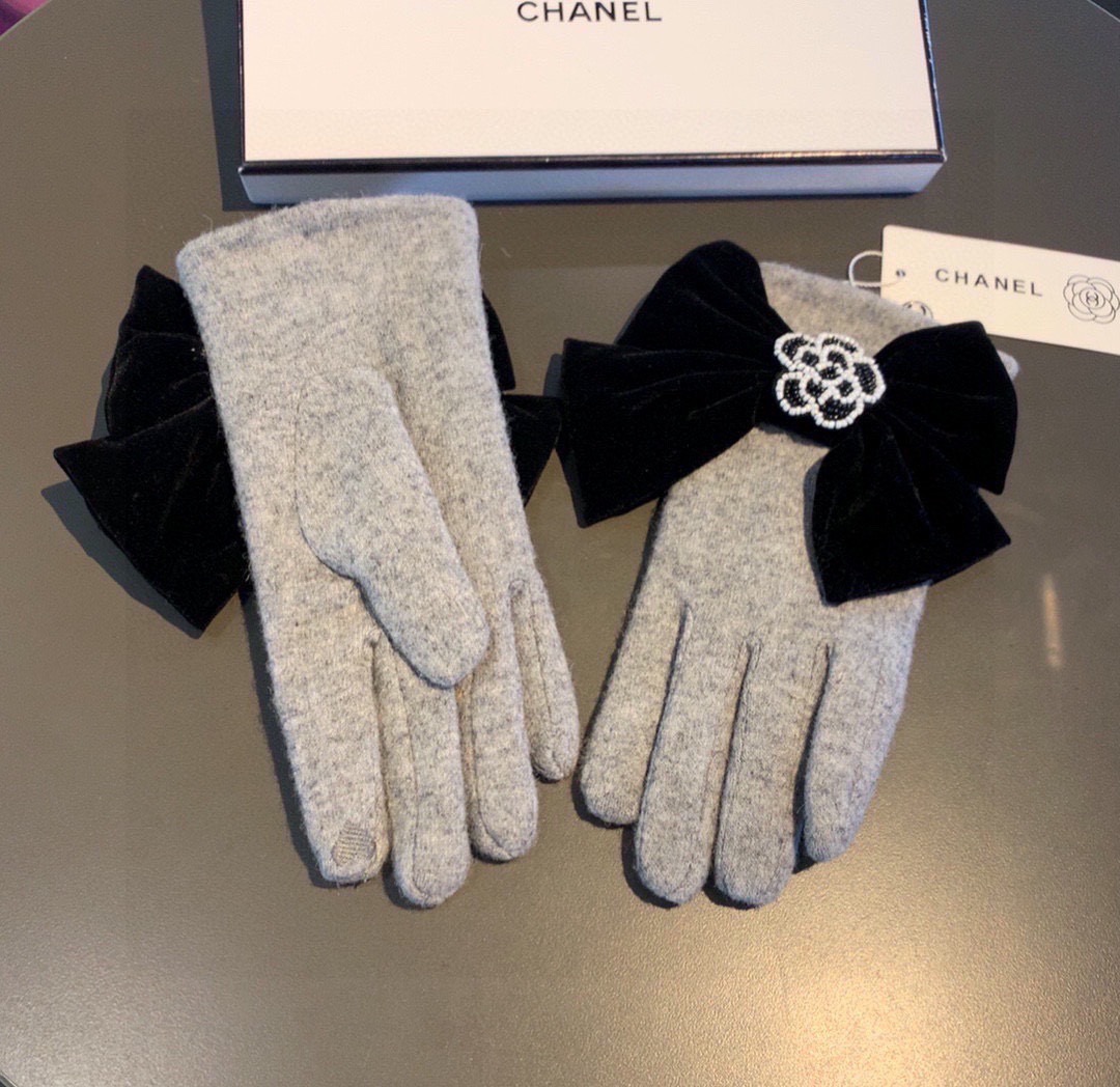 Chanel香奈儿专柜新品羊毛手套，珠珠山茶花+大蝴蝶结。时尚手套，秋冬保暖加绒内里，超嗲蝴蝶结🎀，上手