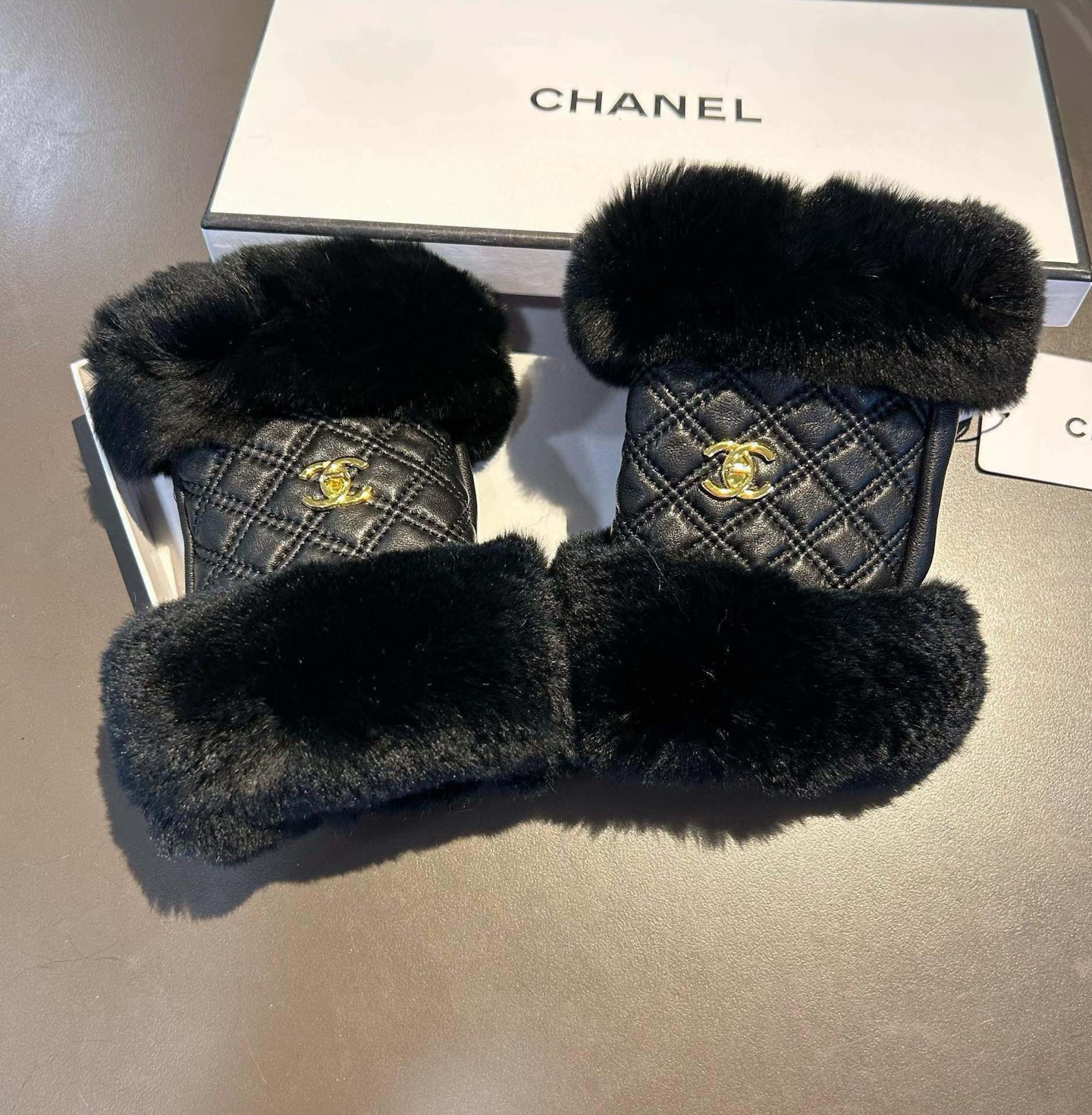 Chanel 香奈儿2025秋冬短款懒兔毛手套👍值得对比。。同款不同品质，秒杀市场差产品，进口一级羊皮➕