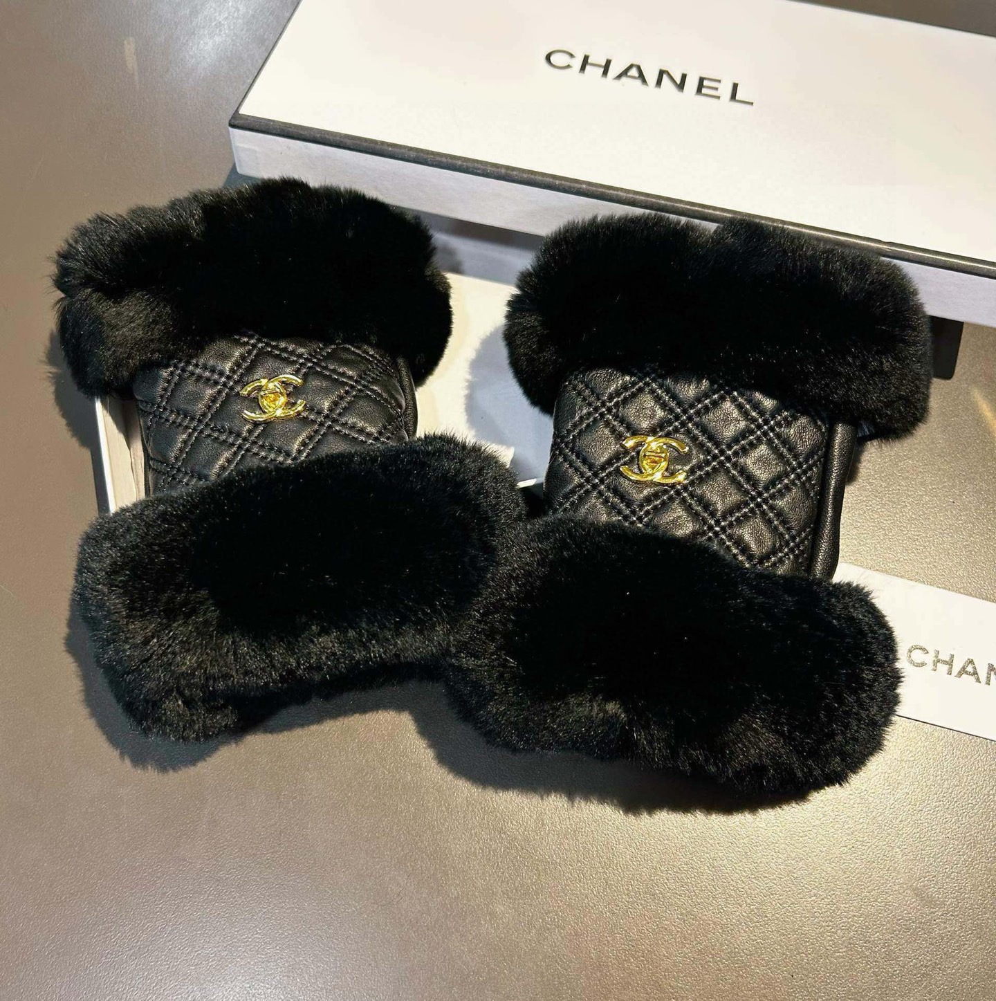 Chanel 香奈儿2025秋冬短款懒兔毛手套👍值得对比。。同款不同品质，秒杀市场差产品，进口一级羊皮➕