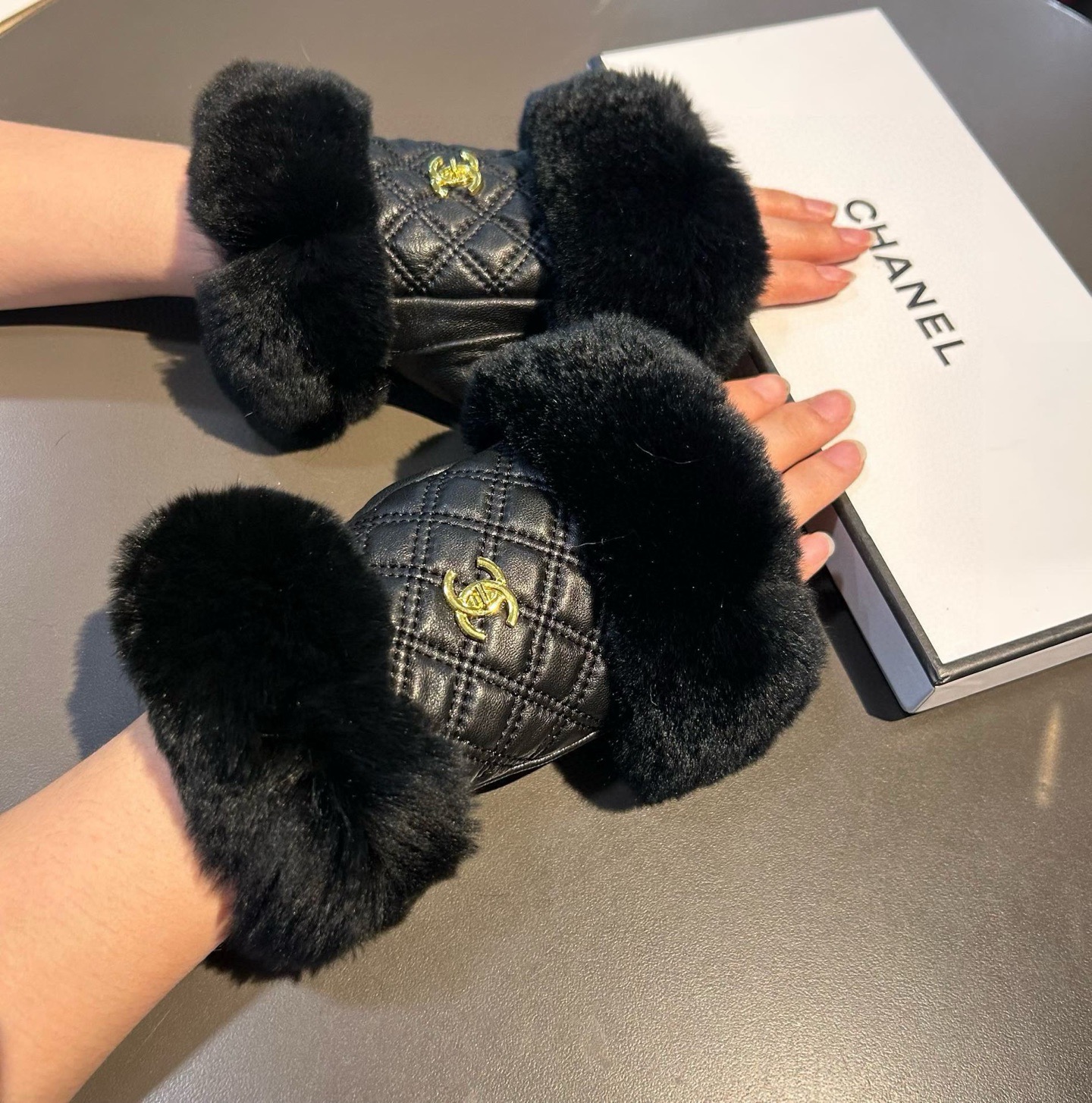 Chanel 香奈儿2025秋冬短款懒兔毛手套👍值得对比。。同款不同品质，秒杀市场差产品，进口一级羊皮➕