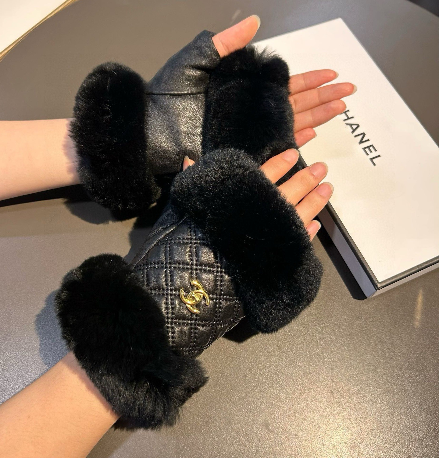 Chanel 香奈儿2025秋冬短款懒兔毛手套👍值得对比。。同款不同品质，秒杀市场差产品，进口一级羊皮➕