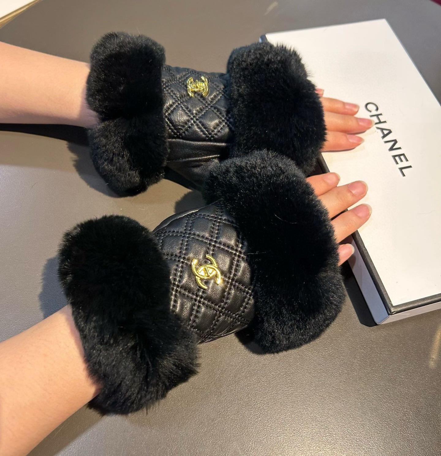 Chanel 香奈儿2025秋冬短款懒兔毛手套👍值得对比。。同款不同品质，秒杀市场差产品，进口一级羊皮➕
