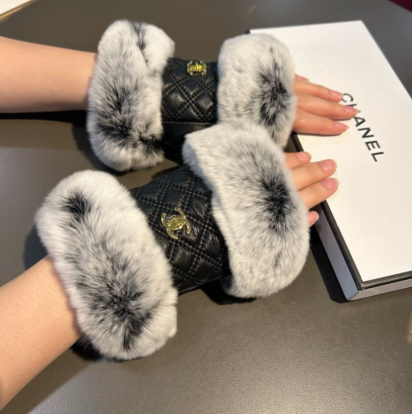 Chanel 香奈儿2025秋冬短款懒兔毛手套👍值得对比。。同款不同品质，秒杀市场差产品，进口一级羊皮➕