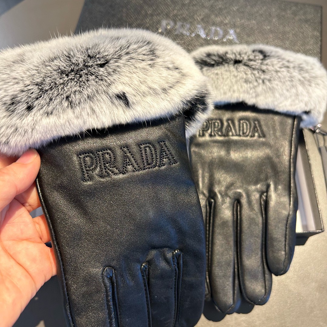 PRADA新款2025秋冬懒兔毛羊皮刺绣手套👍手机触屏，值得对比。。同款不同品质，秒杀市场差产品，进口一
