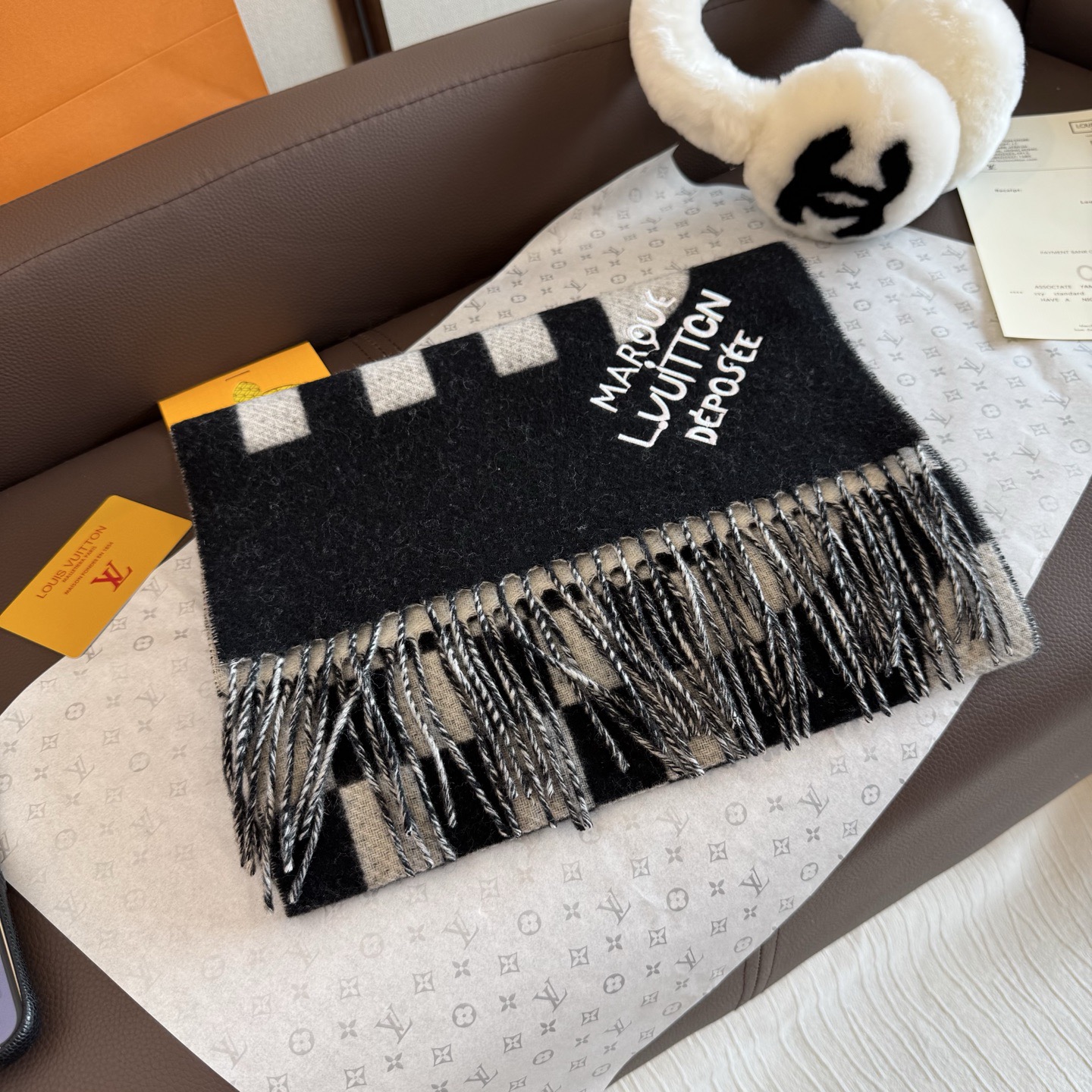 Louis Vuitton LV围巾 的要疯掉了 太有型太有魅力了 非常斯文 的秋冬单品 真的很喜欢 非常Classical的男款设计