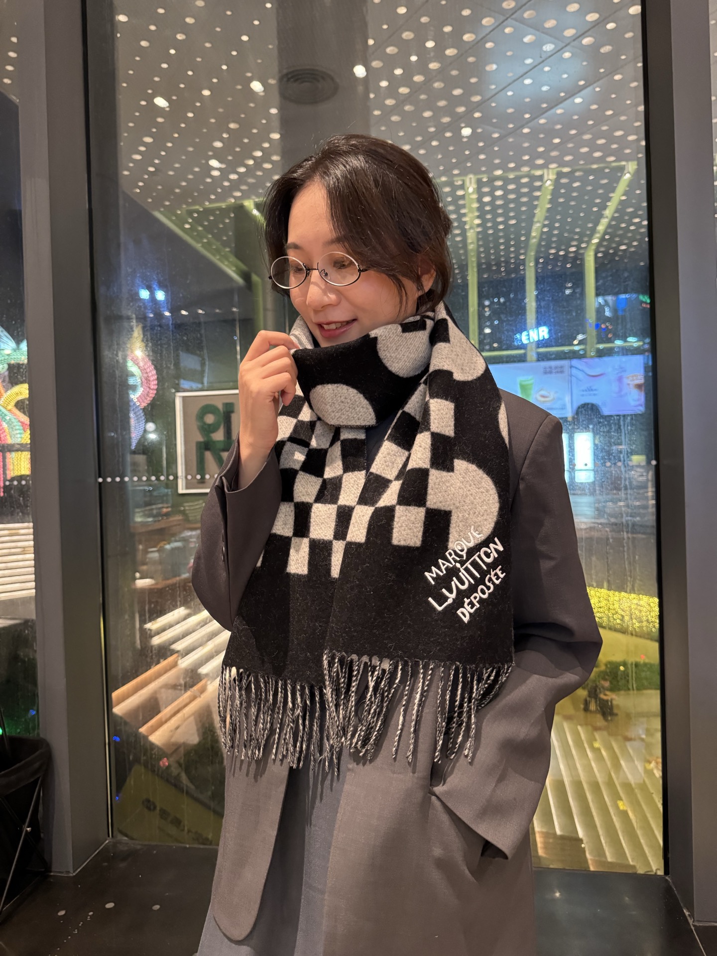 Louis Vuitton LV围巾 的要疯掉了 太有型太有魅力了 非常斯文 的秋冬单品 真的很喜欢 非常Classical的男款设计