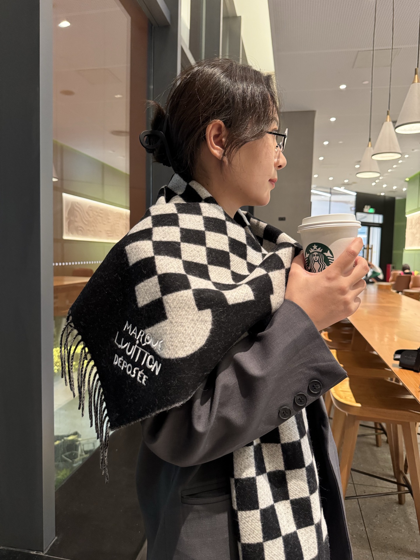 Louis Vuitton LV围巾 的要疯掉了 太有型太有魅力了 非常斯文 的秋冬单品 真的很喜欢 非常Classical的男款设计
