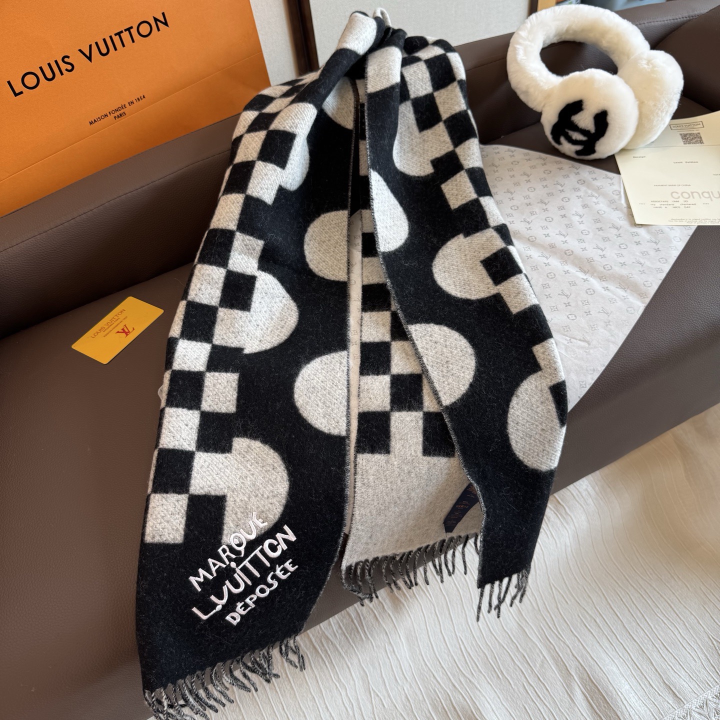 Louis Vuitton LV围巾 的要疯掉了 太有型太有魅力了 非常斯文 的秋冬单品 真的很喜欢 非常Classical的男款设计