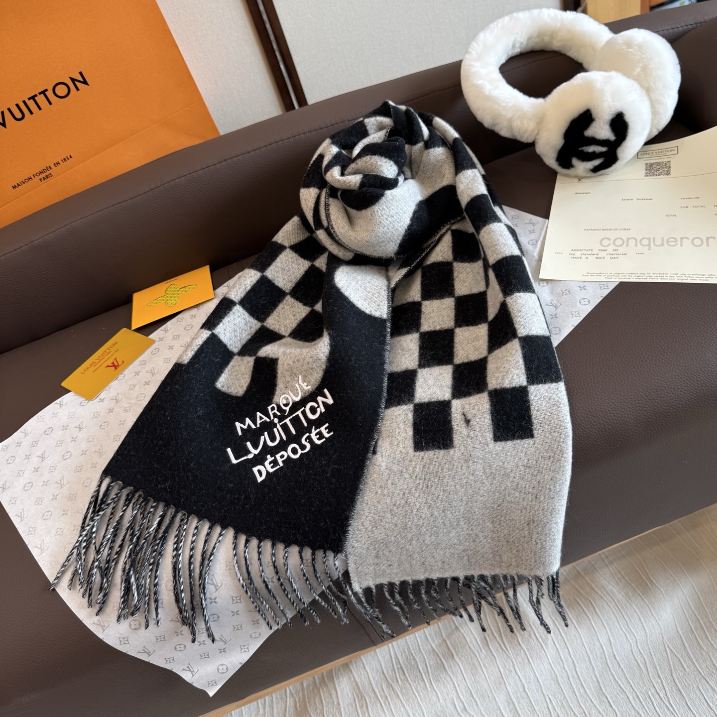 Louis Vuitton LV围巾 的要疯掉了 太有型太有魅力了 非常斯文 的秋冬单品 真的很喜欢 非常Classical的男款设计