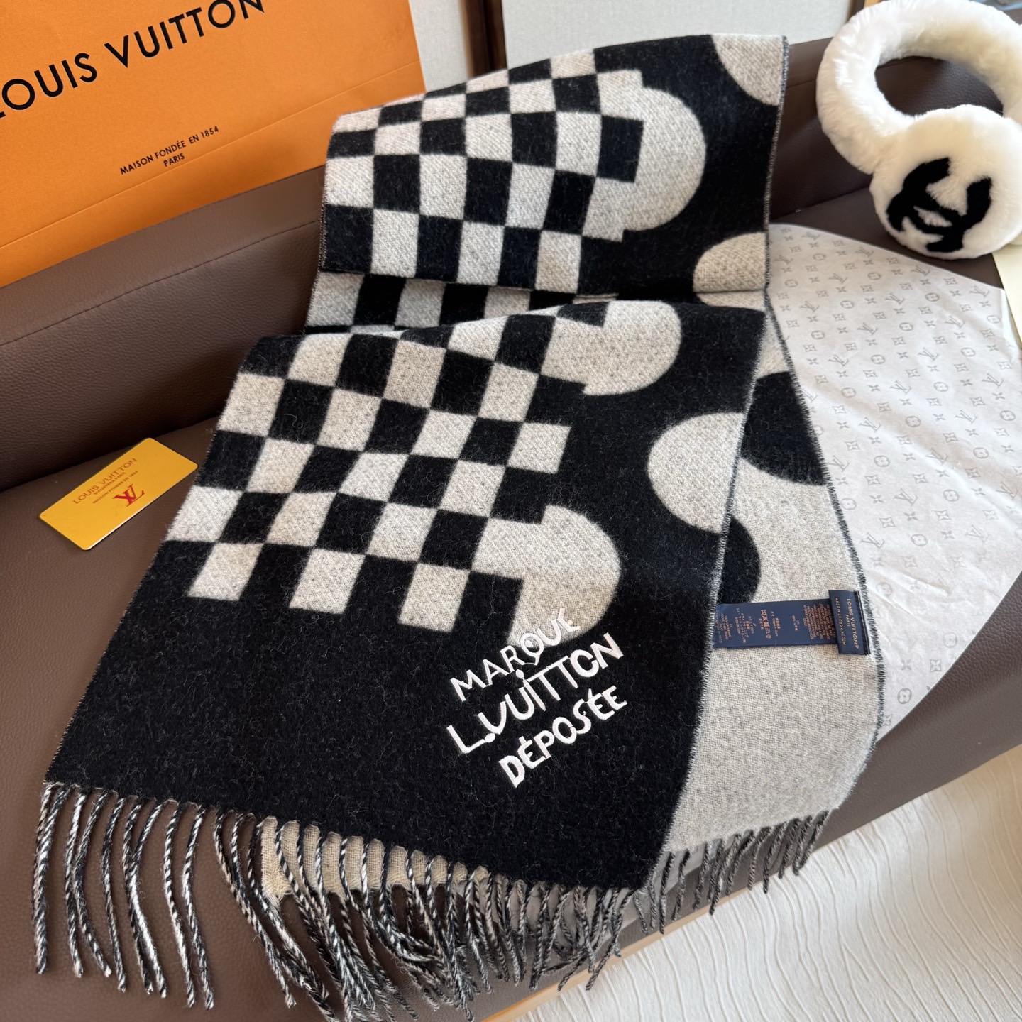 Louis Vuitton LV围巾 的要疯掉了 太有型太有魅力了 非常斯文 的秋冬单品 真的很喜欢 非常Classical的男款设计