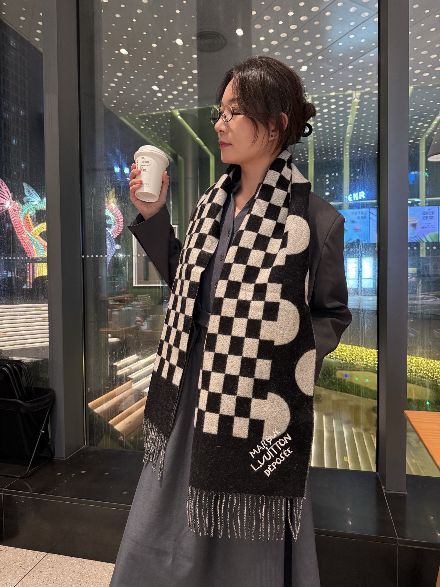 Louis Vuitton LV围巾 的要疯掉了 太有型太有魅力了 非常斯文 的秋冬单品 真的很喜欢 非常Classical的男款设计