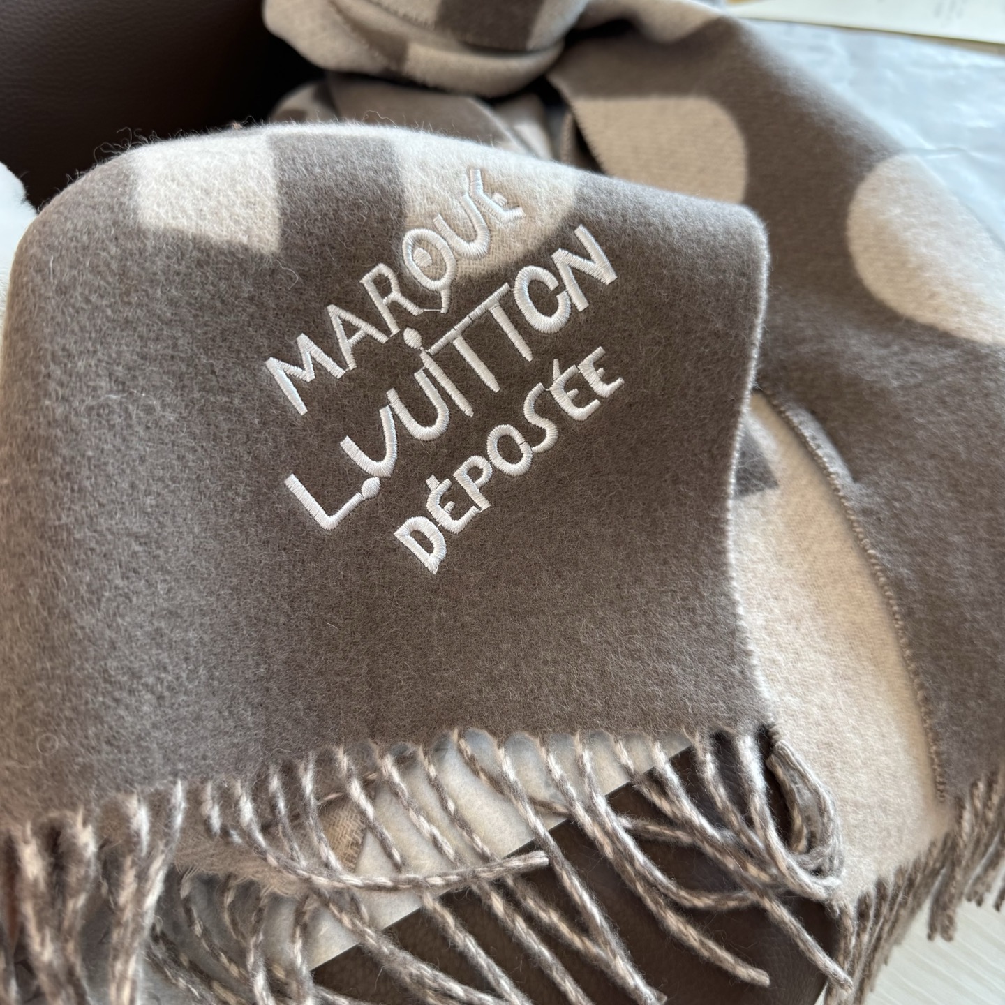Louis Vuitton LV围巾 的要疯掉了 太有型太有魅力了 非常斯文 的秋冬单品 真的很喜欢 非常Classical的男款设计