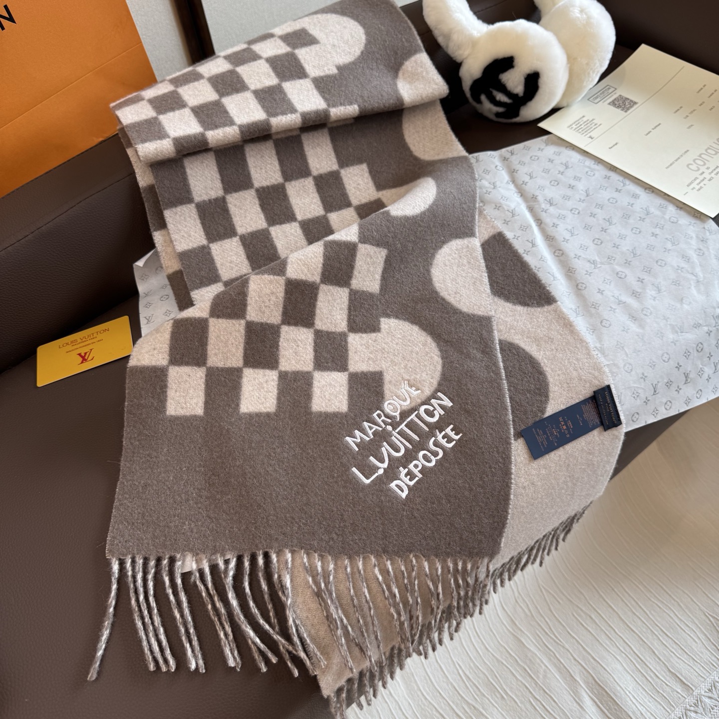 Louis Vuitton LV围巾 的要疯掉了 太有型太有魅力了 非常斯文 的秋冬单品 真的很喜欢 非常Classical的男款设计