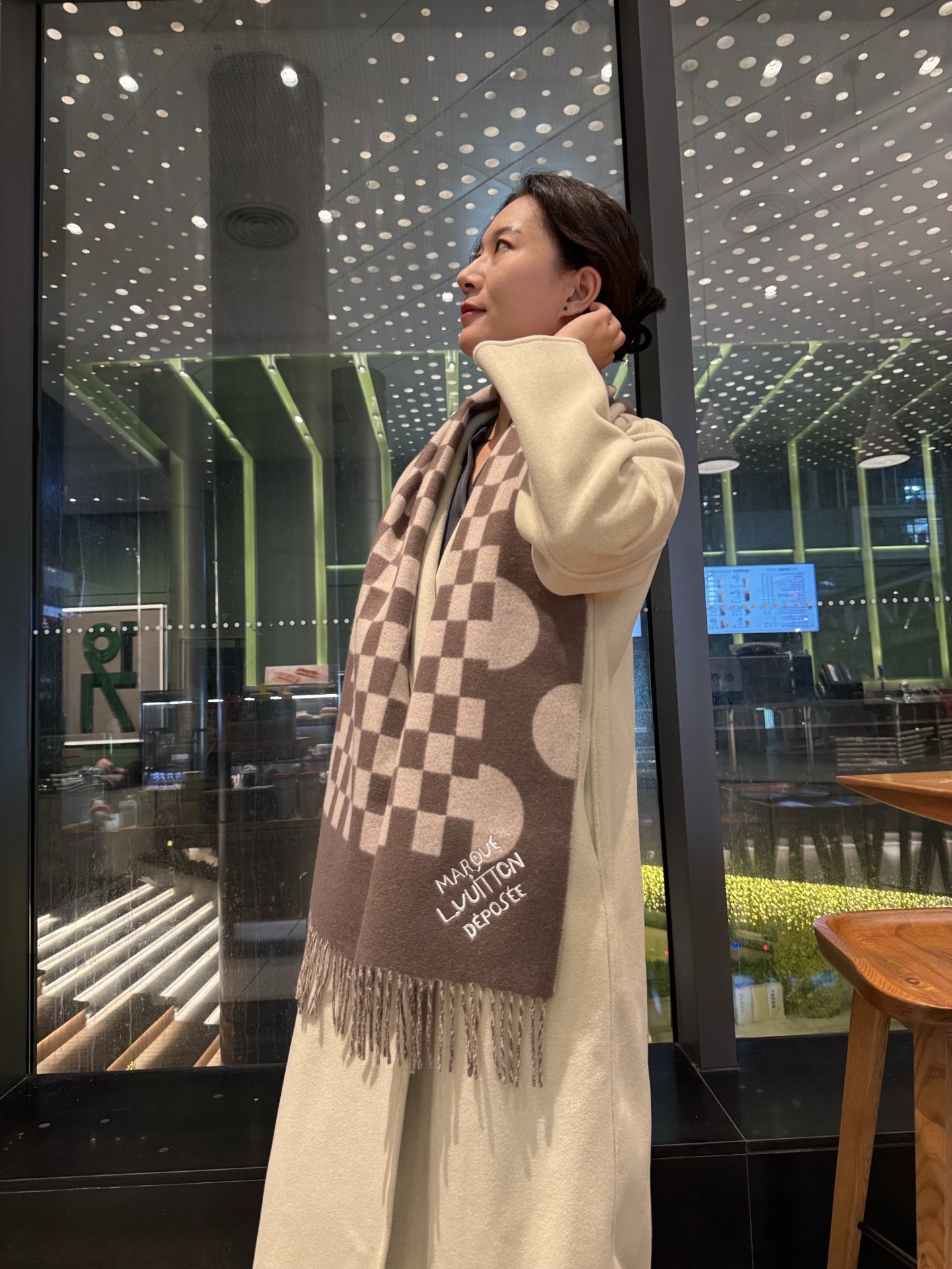 Louis Vuitton LV围巾 的要疯掉了 太有型太有魅力了 非常斯文 的秋冬单品 真的很喜欢 非常Classical的男款设计