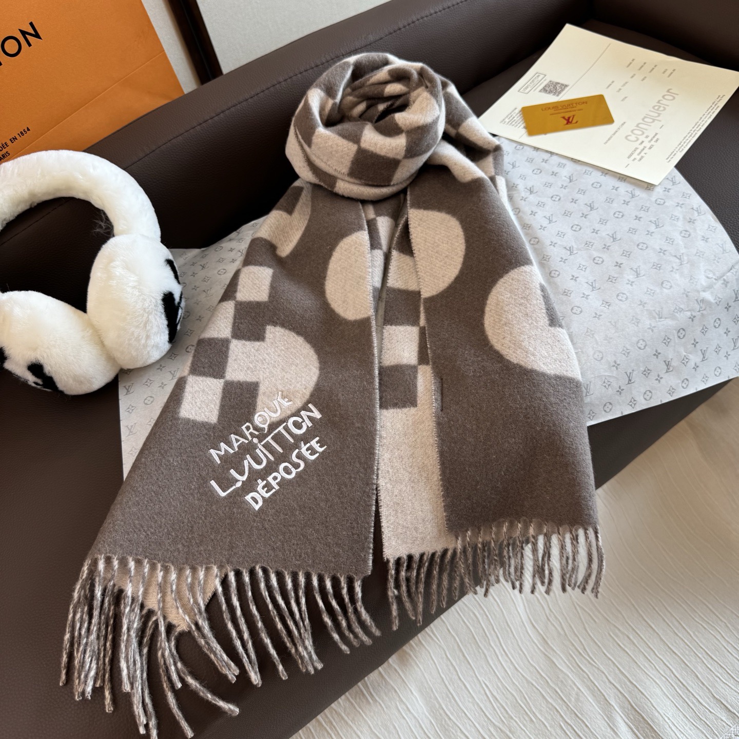 Louis Vuitton LV围巾 的要疯掉了 太有型太有魅力了 非常斯文 的秋冬单品 真的很喜欢 非常Classical的男款设计