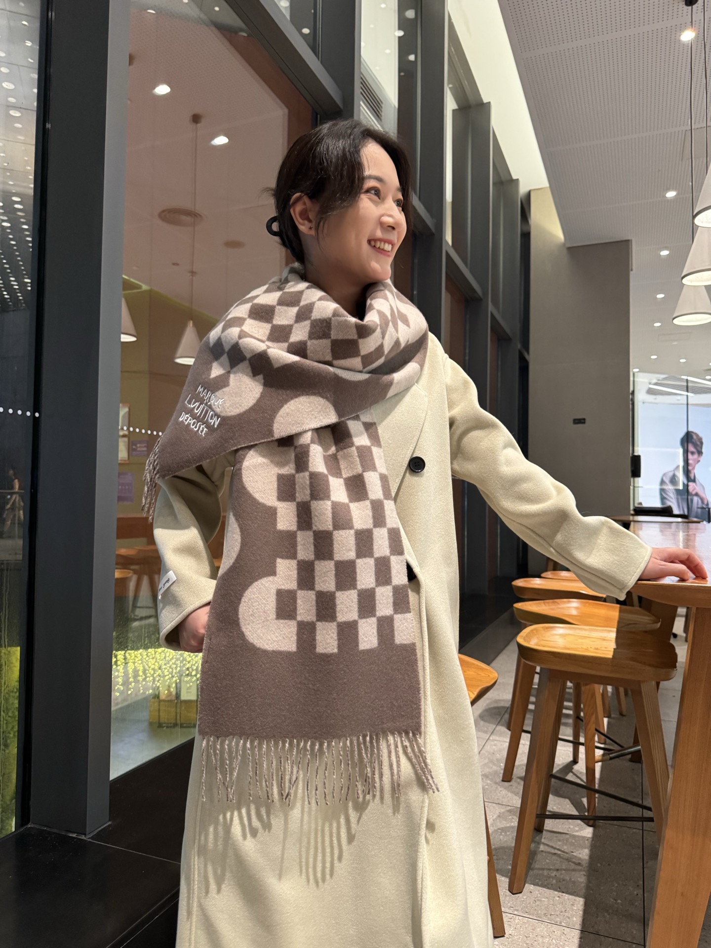 Louis Vuitton LV围巾 的要疯掉了 太有型太有魅力了 非常斯文 的秋冬单品 真的很喜欢 非常Classical的男款设计