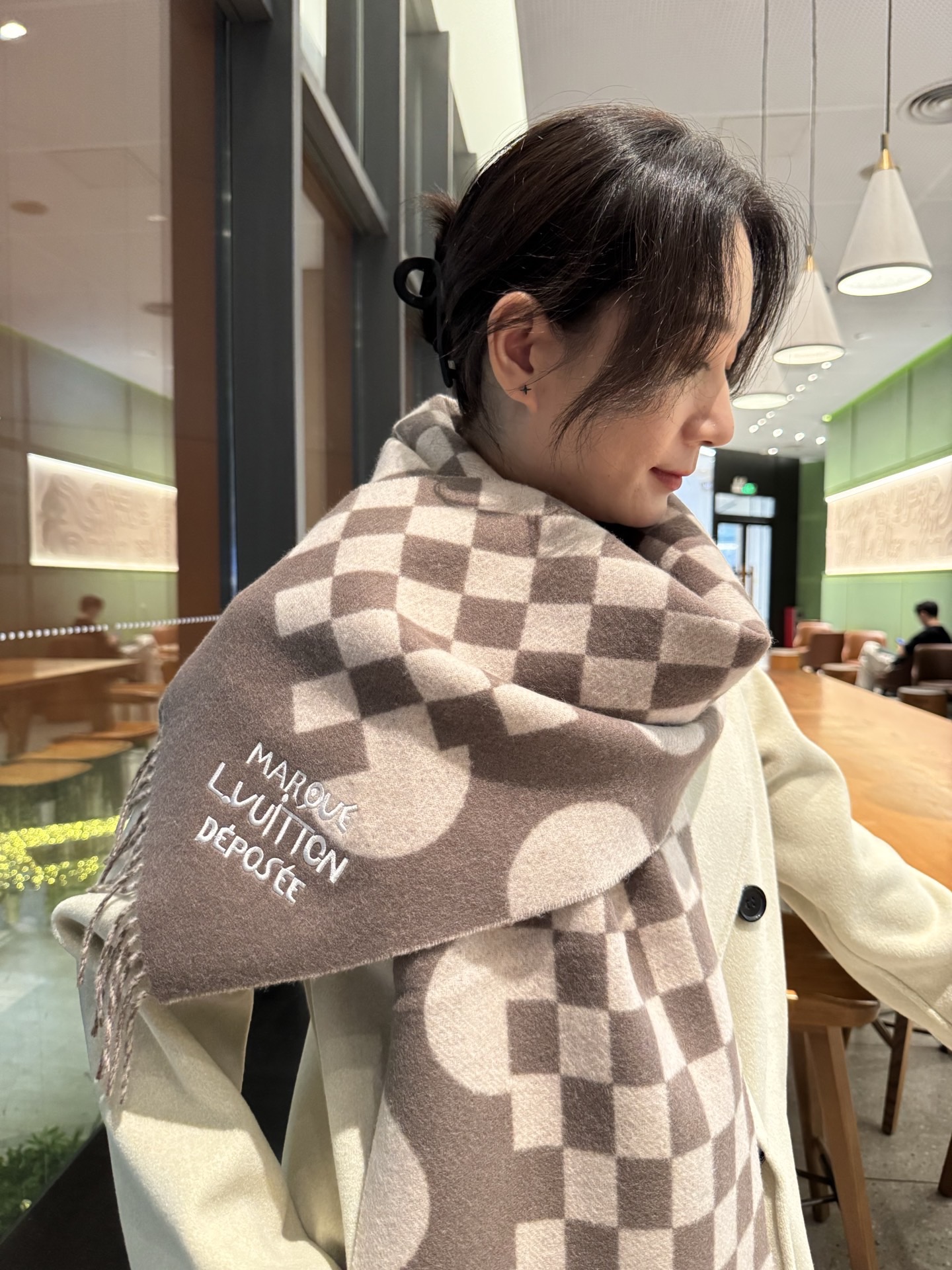 Louis Vuitton LV围巾 的要疯掉了 太有型太有魅力了 非常斯文 的秋冬单品 真的很喜欢 非常Classical的男款设计