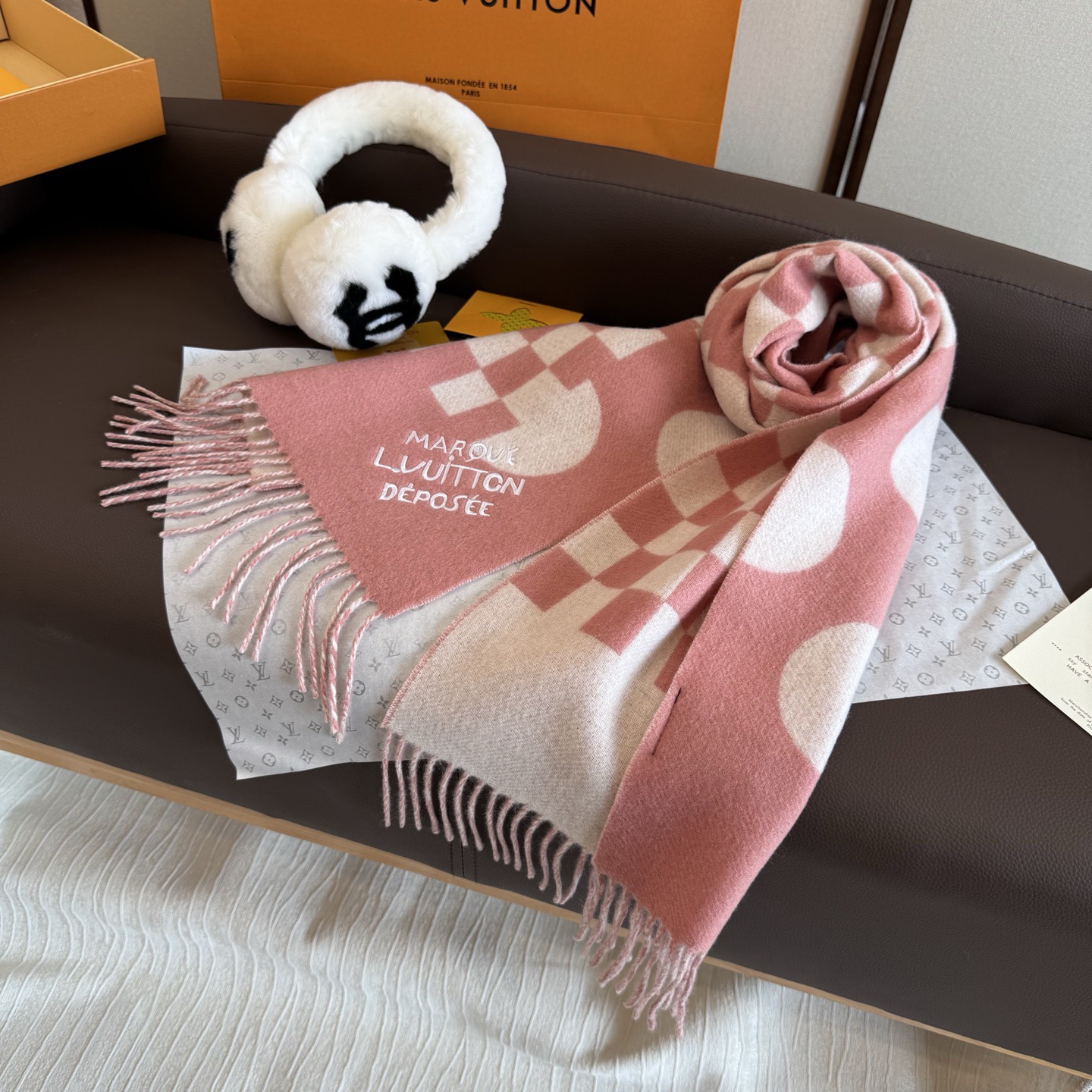 Louis Vuitton LV围巾 的要疯掉了 太有型太有魅力了 非常斯文 的秋冬单品 真的很喜欢 非常Classical的男款设计