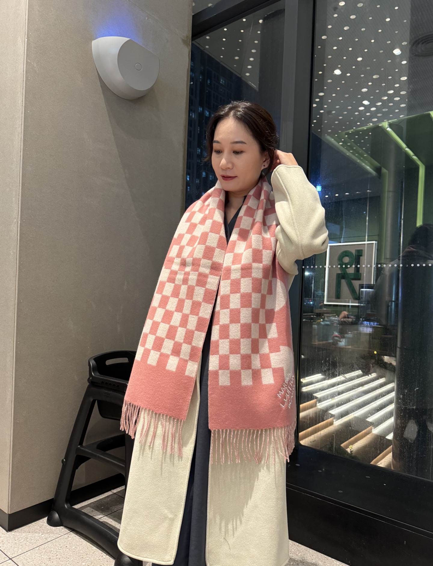 NO:533030,The LV scarf looks so beautiful that it is crazy. It is so stylish and charming. It is very gentle and fashionable autumn and winter items!  I really like it, very Classical men's design. There are few things for men and the touch is really amazing. The upper body effect is really good no matter how you surround it!  !  This style is really bought with your eyes closed, and it is easy to control at any age!  !  !  30*180cm high-version scarf, high-version scarf, louis vuitton19860909LV围巾好看的要疯掉了,太有型太有魅力了非常斯文时尚的秋冬单品！真的很喜欢,非常Classical的男款设计.男人的东西少而精手感真的绝了上身效果真的随便怎么围都好看！！这种款式真的闭着眼买,任何年龄层都轻松驾驭！！！30*180cm高版本围巾,高版本围巾,louis vuitton,scarf