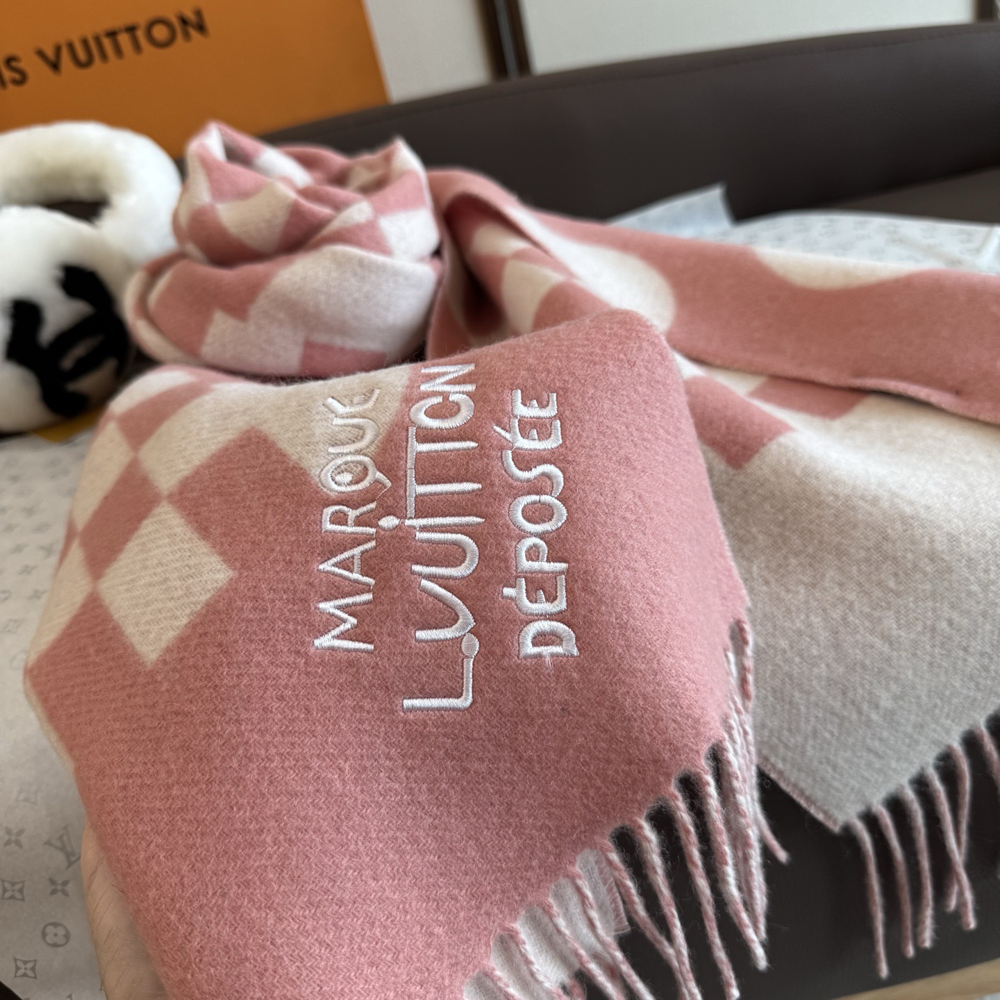 Louis Vuitton LV围巾 的要疯掉了 太有型太有魅力了 非常斯文 的秋冬单品 真的很喜欢 非常Classical的男款设计