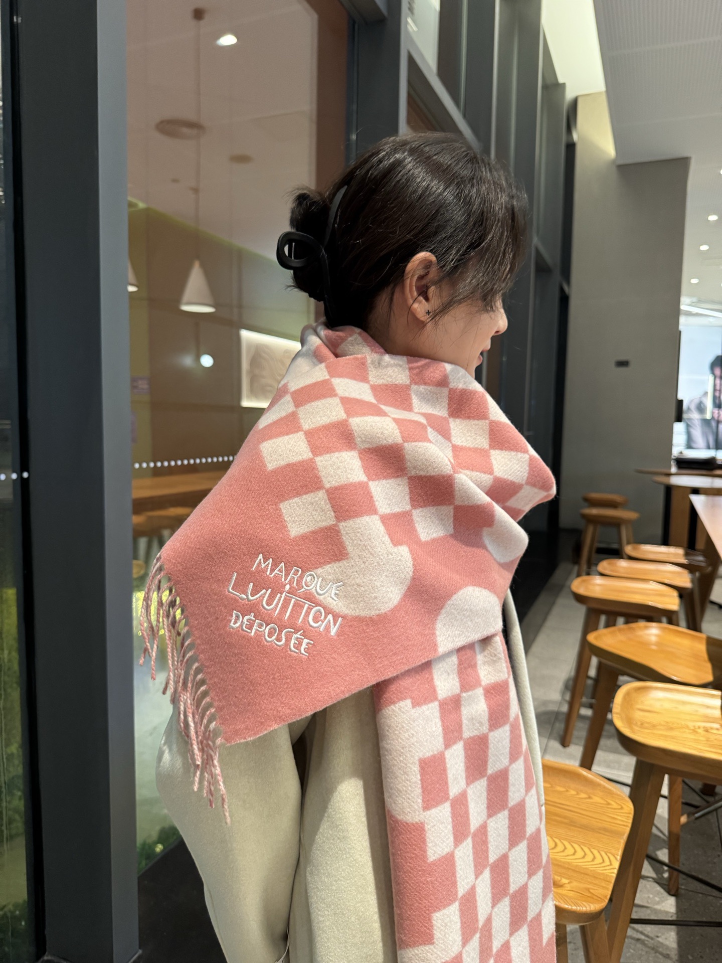 Louis Vuitton LV围巾 的要疯掉了 太有型太有魅力了 非常斯文 的秋冬单品 真的很喜欢 非常Classical的男款设计