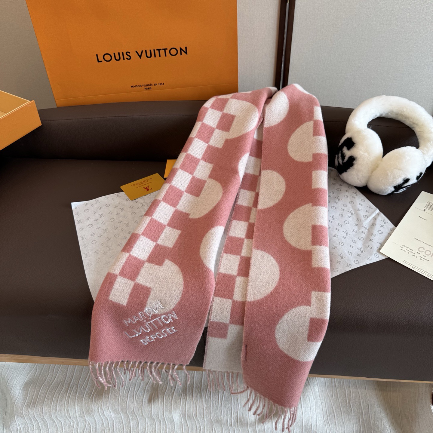 Louis Vuitton LV围巾 的要疯掉了 太有型太有魅力了 非常斯文 的秋冬单品 真的很喜欢 非常Classical的男款设计