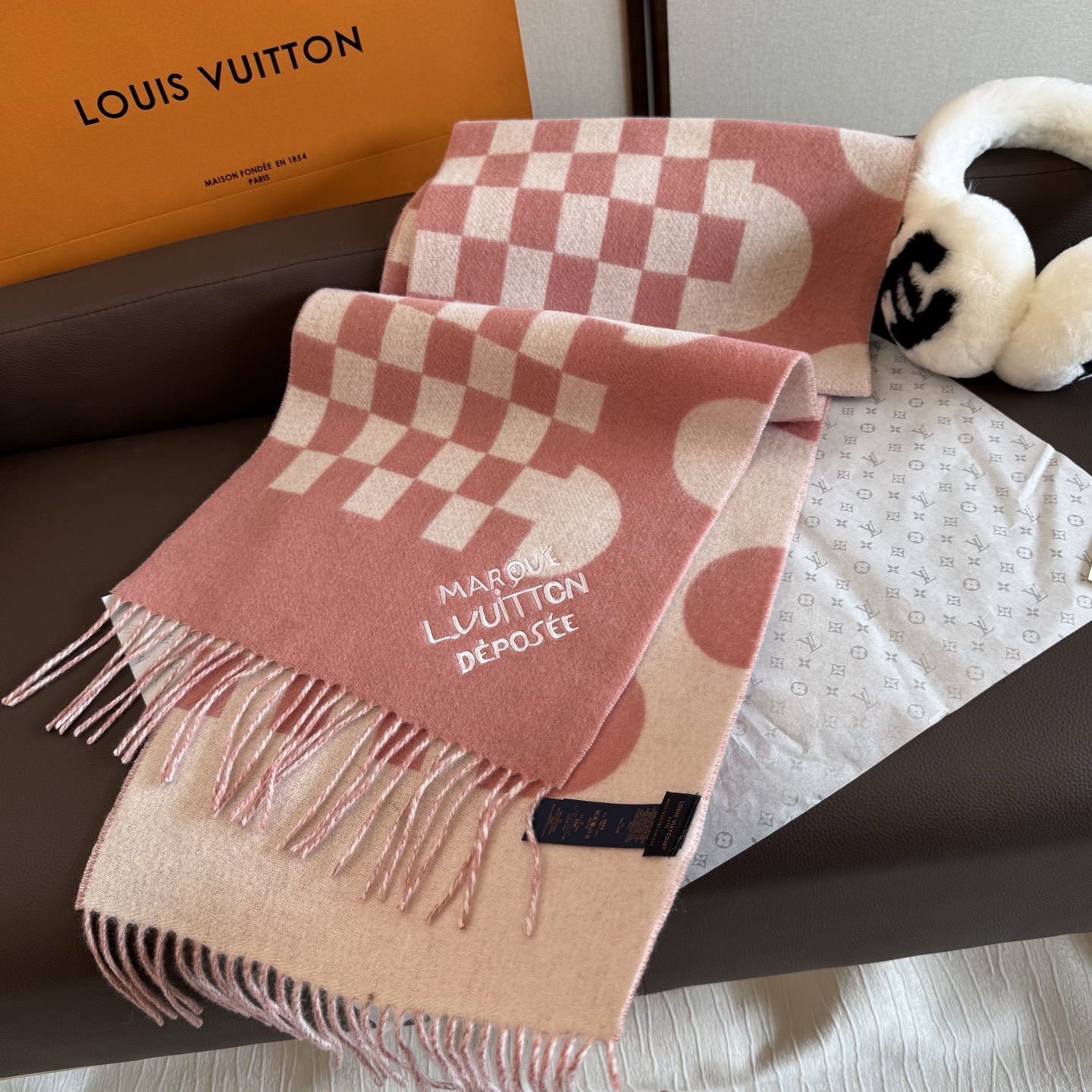 Louis Vuitton LV围巾 的要疯掉了 太有型太有魅力了 非常斯文 的秋冬单品 真的很喜欢 非常Classical的男款设计