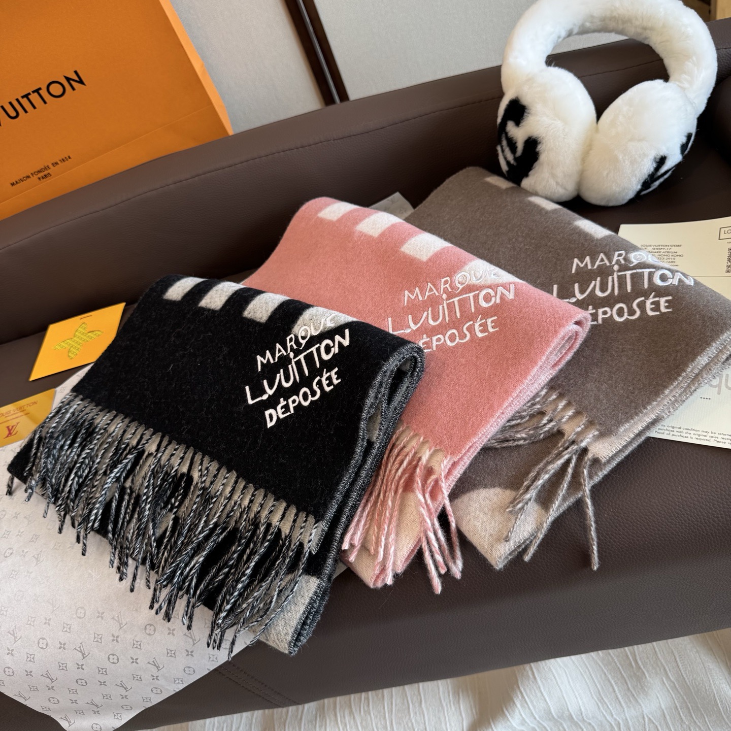 Louis Vuitton LV围巾 的要疯掉了 太有型太有魅力了 非常斯文 的秋冬单品 真的很喜欢 非常Classical的男款设计
