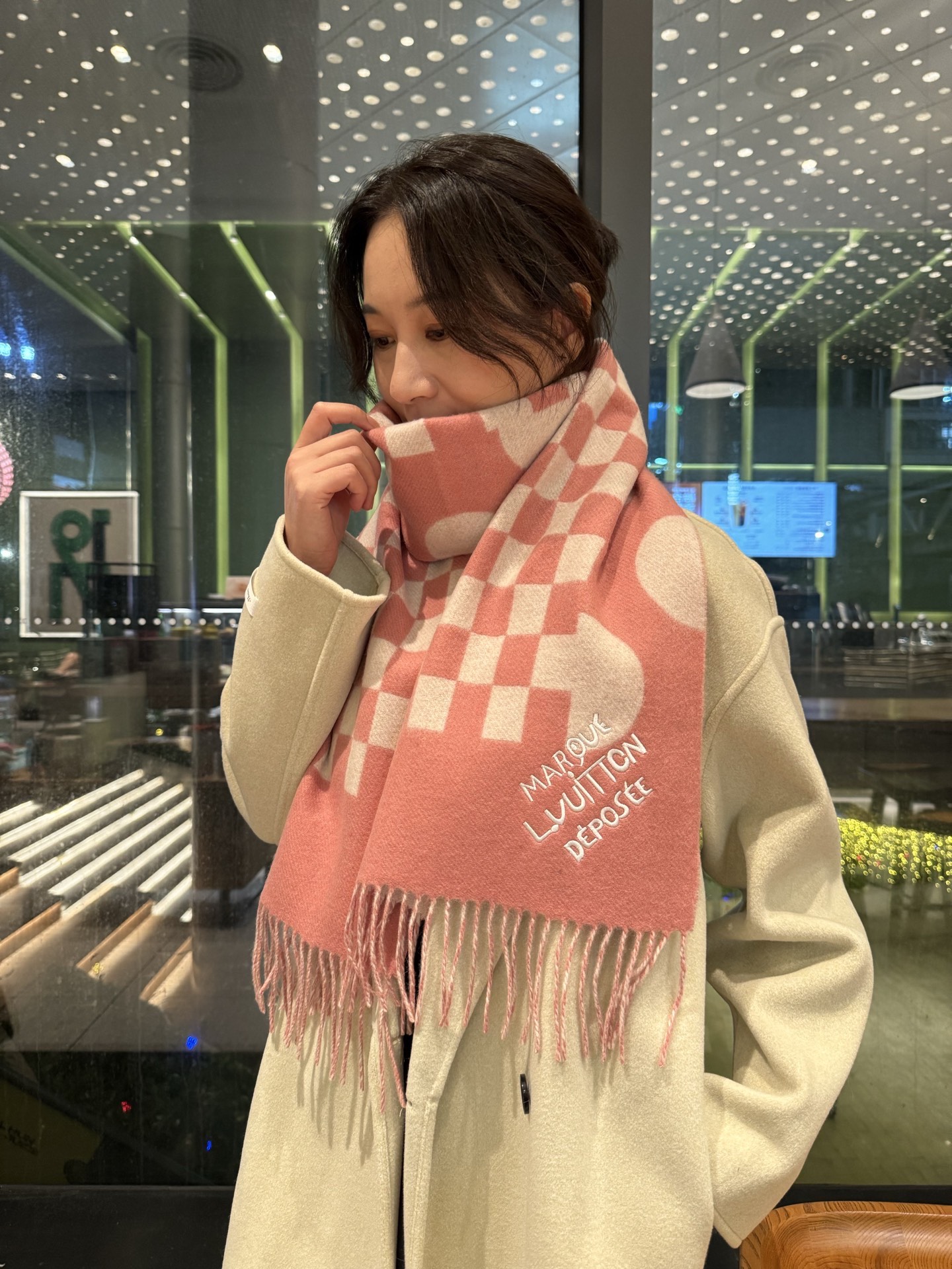 Louis Vuitton LV围巾 的要疯掉了 太有型太有魅力了 非常斯文 的秋冬单品 真的很喜欢 非常Classical的男款设计