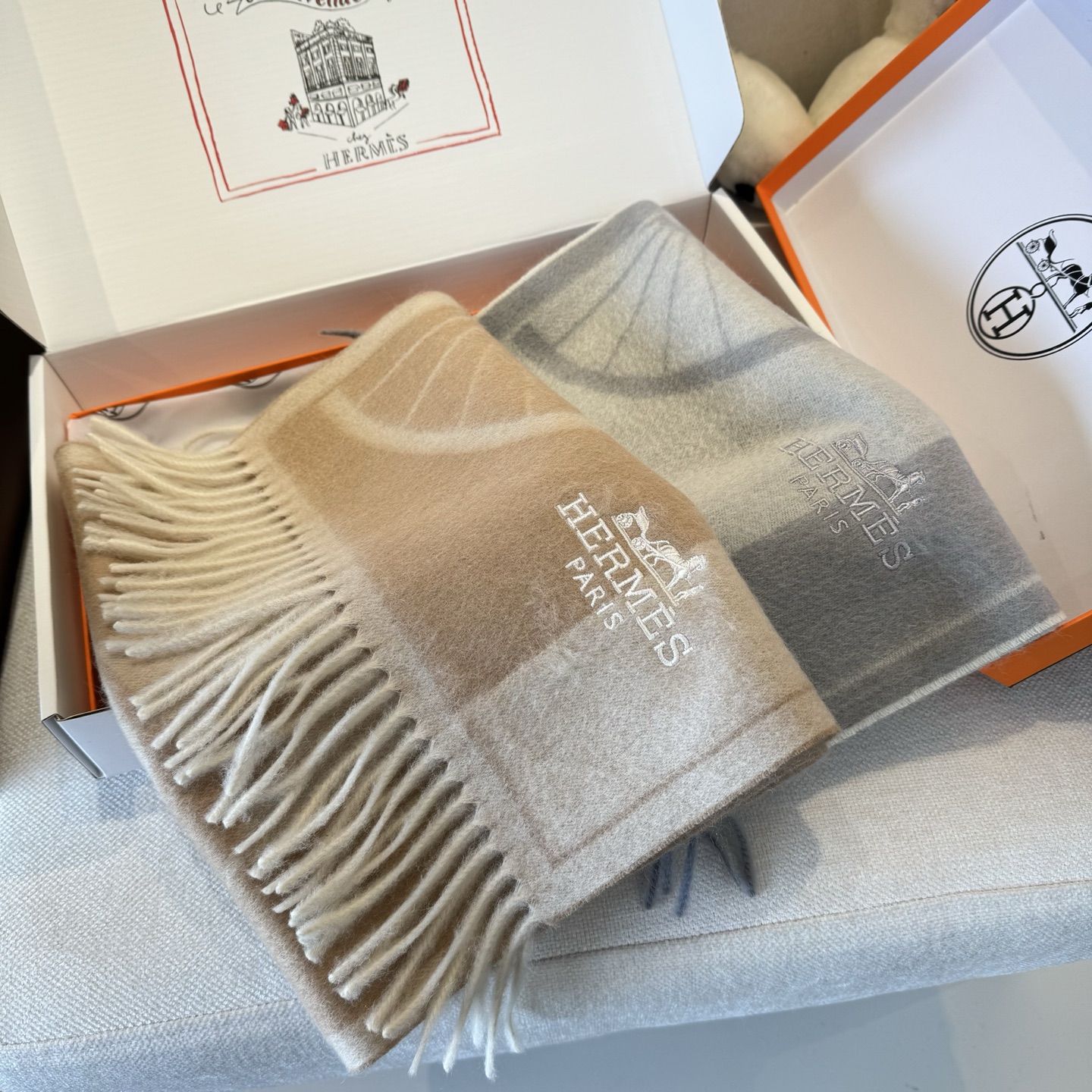 NO:533036,HERMFS [Hermasse] Cashmere Scarf at Paris Fashion Show!  Use fine cashmere on the Mongolian Plateau!  The touch is full of delicate fluff!  This price is absolutely 100% affordable!  Exquisite embroidery craftsmanship!  It’s good to keep your own gifts!  Absolutely good product!  It's a pity to miss such a good thing. Size 180*35 high-version scarf, high-version scarf, hermes, hermes19860909HERMFS【爱马仕】巴黎时装展羊绒围巾！采用蒙古高原细羊绒！手感满满地都是细腻的绒毛！这个价格绝对百分之百的实惠！精湛绝伦的绣字工艺！送礼自留都不错！绝对好货！这样的好东西错过实在可惜 尺寸180*35高版本围巾,高版本围巾,hermes,hermes,scarf