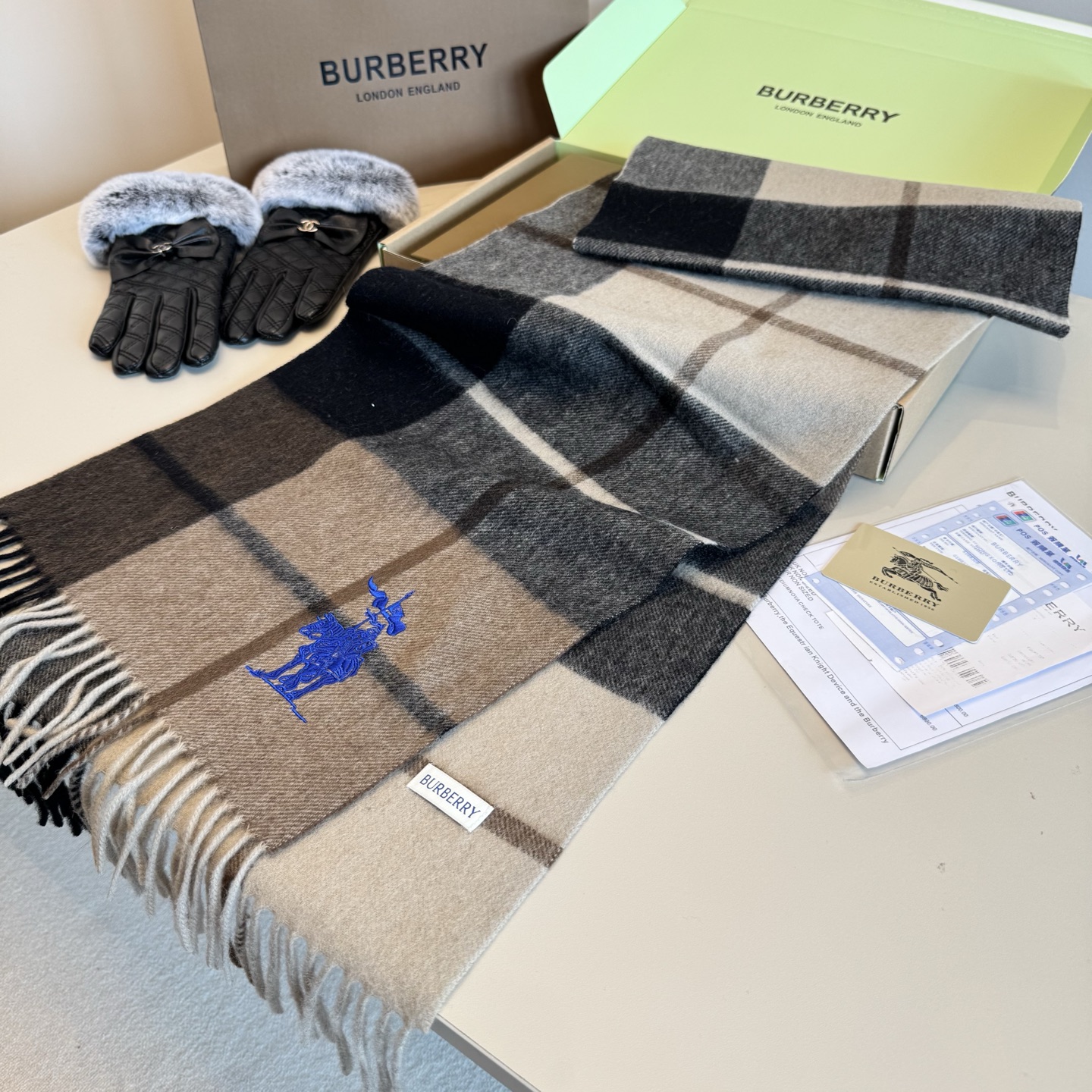 NO:532975,BURBERRY. Burberry cashmere scarf. Couple style. I like to have good looks and high-quality friends. It has a soft and delicate touch. In short, both the fabric and the craftsmanship are the feeling that it looks very high-end!  You should know that this type of goods is only produced in small quantities, and this batch of orders is also super strict. The quantity is very small. The hand is fast, hand is slow, size 30*180cm cashmere high-version scarf, high-version scarf, burberry, burberry19860909BURBERRY.巴宝莉羊绒围巾 情侣款 喜欢有颜值,高质量的亲可入手,手感柔软细腻炒鸡无敌,总之无论是面料还是工艺都是那种一看就很高级的感觉！要知道这类货也只有少量生产,这批订单也是监控超级严格流出来的数量极少手快有手慢无size30*180cm羊绒高版本围巾,高版本围巾,burberry,burberry,scarf