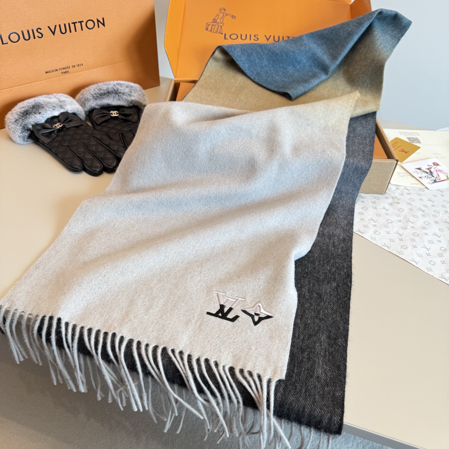 Louis Vuitton LV渐变羊绒围巾 怒赞推荐 激动~ 下手绝对要快 同步 最高端的男士款~工艺难度大