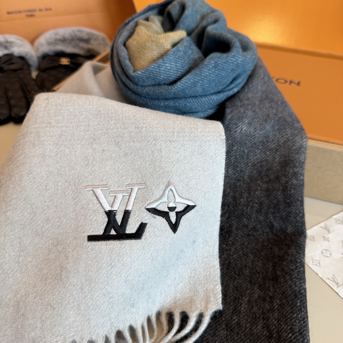 Louis Vuitton LV渐变羊绒围巾 怒赞推荐 激动~ 下手绝对要快 同步 最高端的男士款~工艺难度大