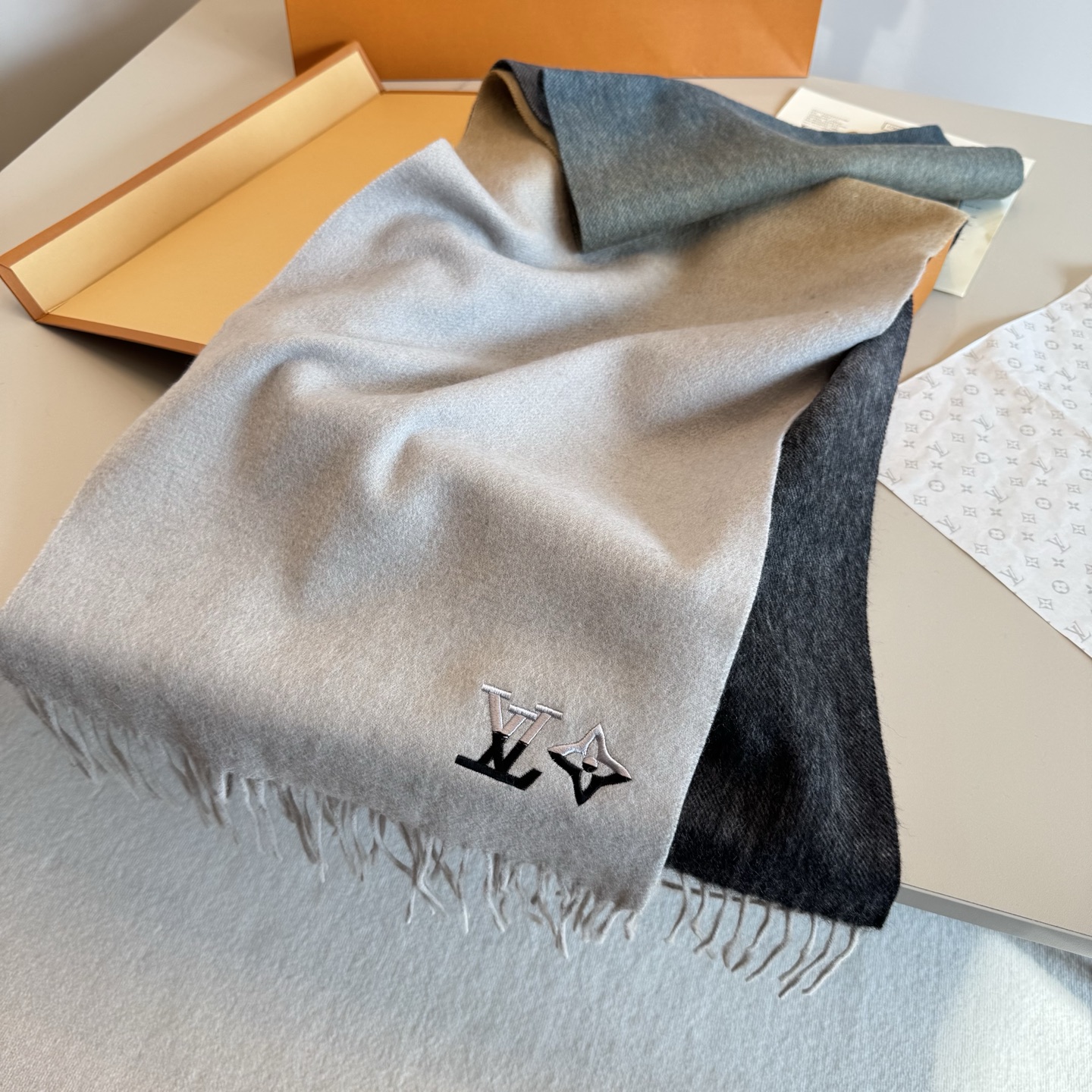 Louis Vuitton LV渐变羊绒围巾 怒赞推荐 激动~ 下手绝对要快 同步 最高端的男士款~工艺难度大