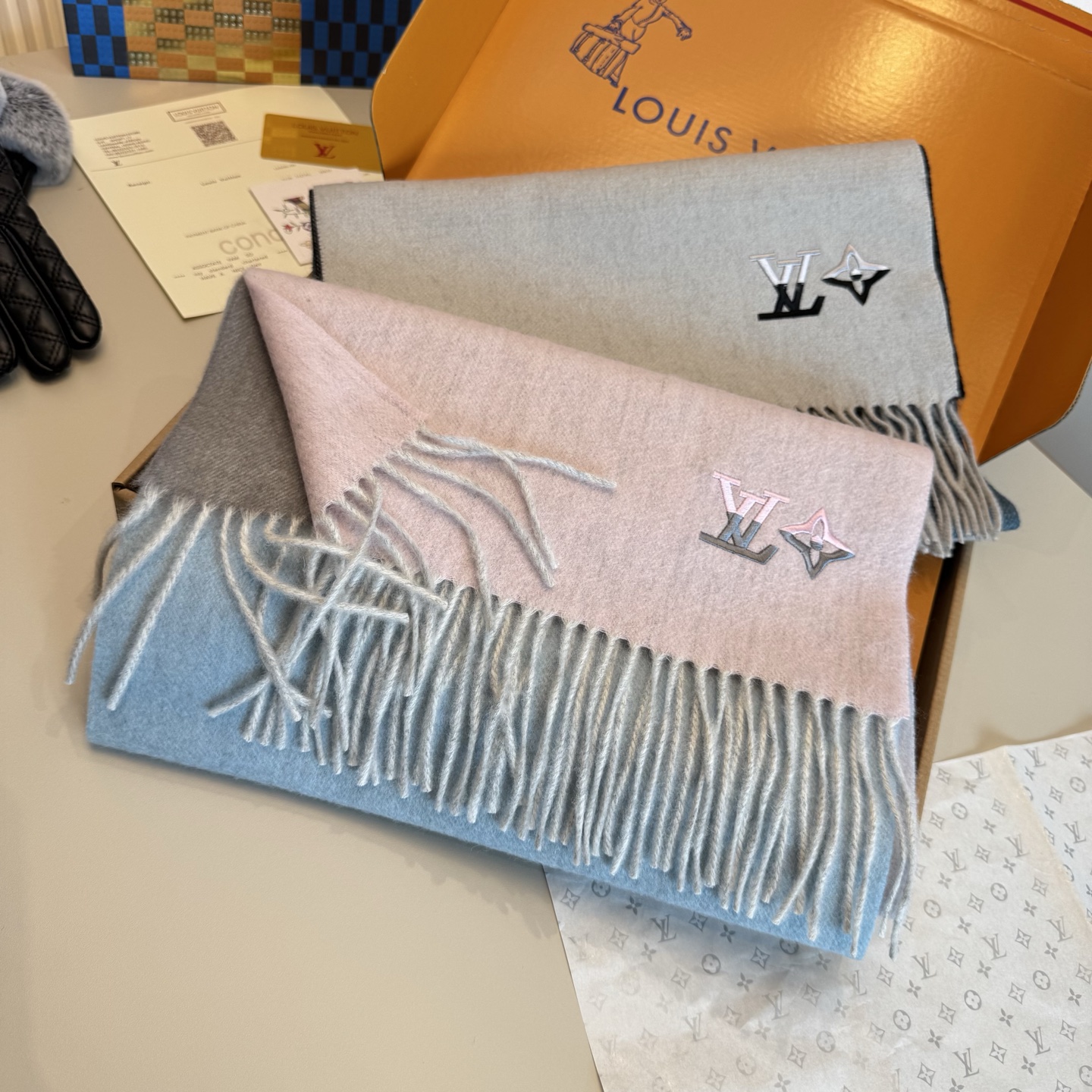 Louis Vuitton LV渐变羊绒围巾 怒赞推荐 激动~ 下手绝对要快 同步 最高端的男士款~工艺难度大