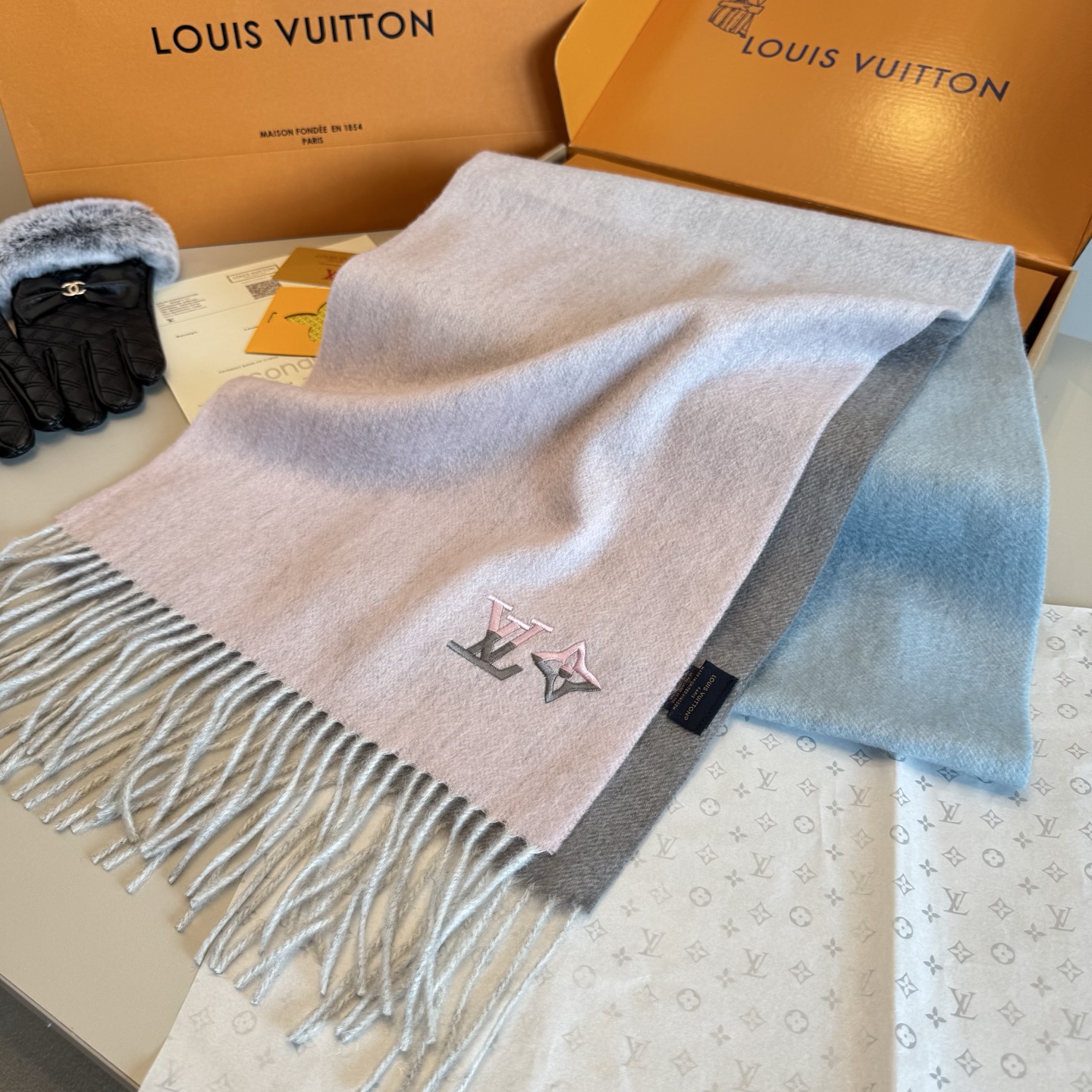 Louis Vuitton LV渐变羊绒围巾 怒赞推荐 激动~ 下手绝对要快 同步 最高端的男士款~工艺难度大