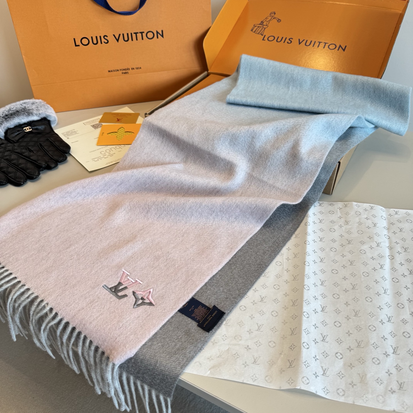 Louis Vuitton LV渐变羊绒围巾 怒赞推荐 激动~ 下手绝对要快 同步 最高端的男士款~工艺难度大