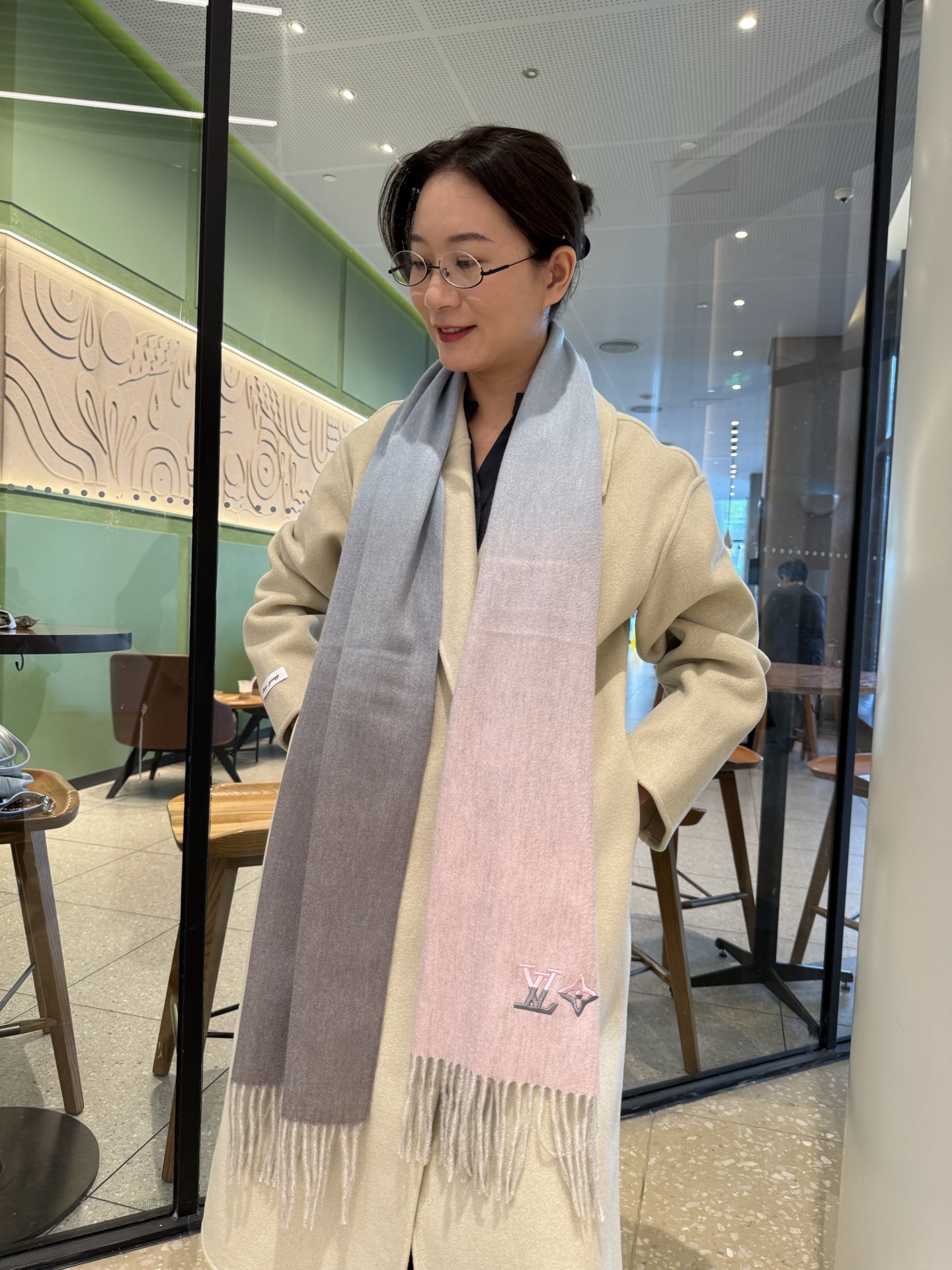 NO:532982,LV gradient cashmere scarf, like and recommend, excited~!  !  You must start quickly, synchronize the counter, the highest-end men's model~ the craftsmanship is difficult, super soft and soft, gradient effect scarf!  Our price is really invincible and great value!  Mom's price feedback~ Fabric loves, the velvet feels so invincible and comfortable when you hold it in your hands!  Very soft, the upper body is invincible and beautiful. A medium-thickness, very nice neck-friendly model~ Size specifications 30*185cm high-version scarf, high-version scarf, louis vuitton19860909LV渐变羊绒围巾 怒赞推荐,激动~！！下手绝对要快,同步专柜,最高端的男士款~工艺难度大,超级无敌软糯 渐变效果围巾！我们这个价格真的无敌超值！亲妈价格回馈~面料大爱,握在手里绒感真的超级无敌舒服！非常柔软,上身效果无敌好看 中等厚度,非常亲脖子的一款~ 尺寸规格30*185cm高版本围巾,高版本围巾,louis vuitton,scarf