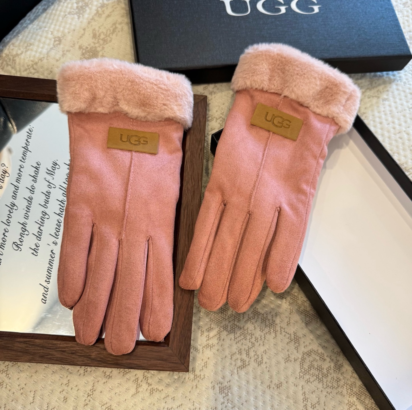 UGG2025秋冬懒兔毛羊毛手套👍值得对比。。同款不同品质，秒杀市场差产品，羊毛十懒兔毛内里加绒 🙌经典