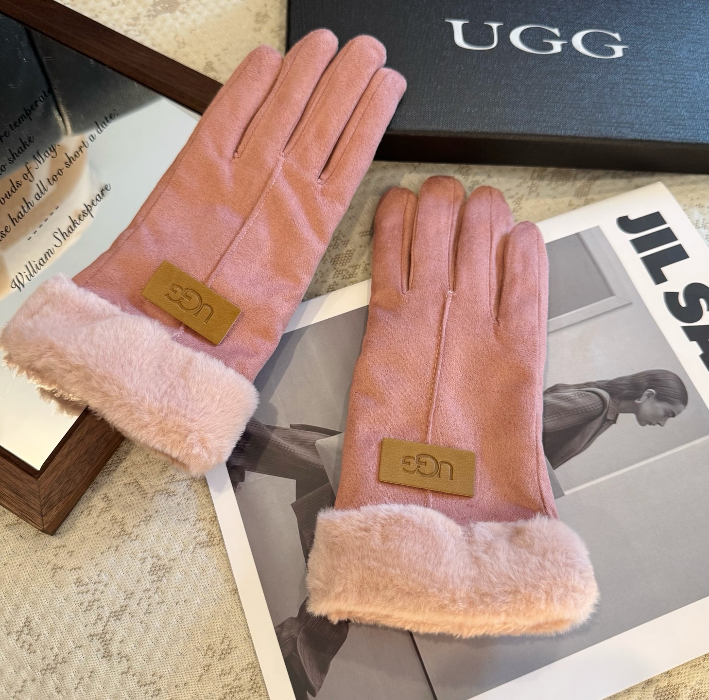 UGG2025秋冬懒兔毛羊毛手套👍值得对比。。同款不同品质，秒杀市场差产品，羊毛十懒兔毛内里加绒 🙌经典