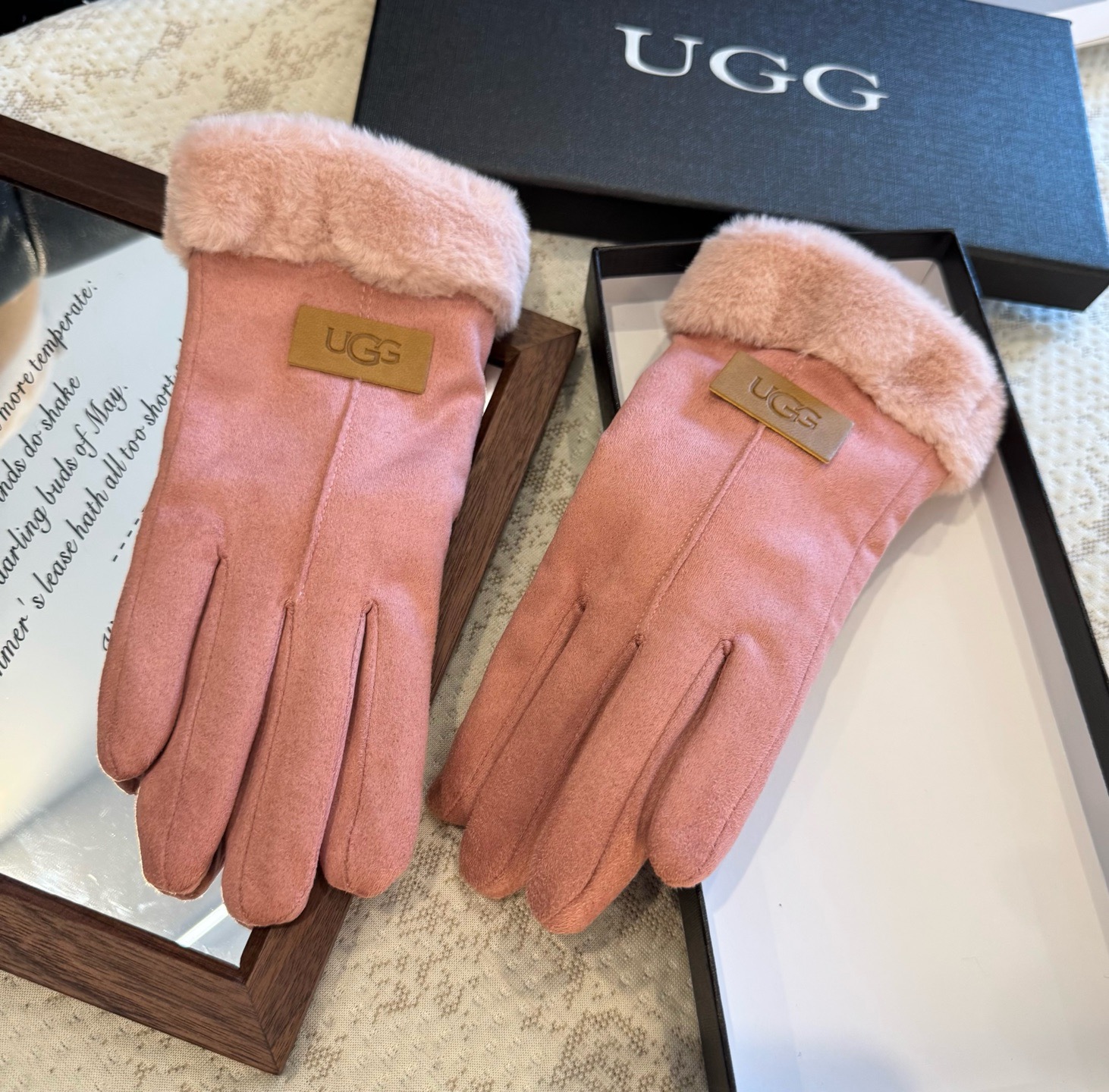 UGG2025秋冬懒兔毛羊毛手套👍值得对比。。同款不同品质，秒杀市场差产品，羊毛十懒兔毛内里加绒 🙌经典
